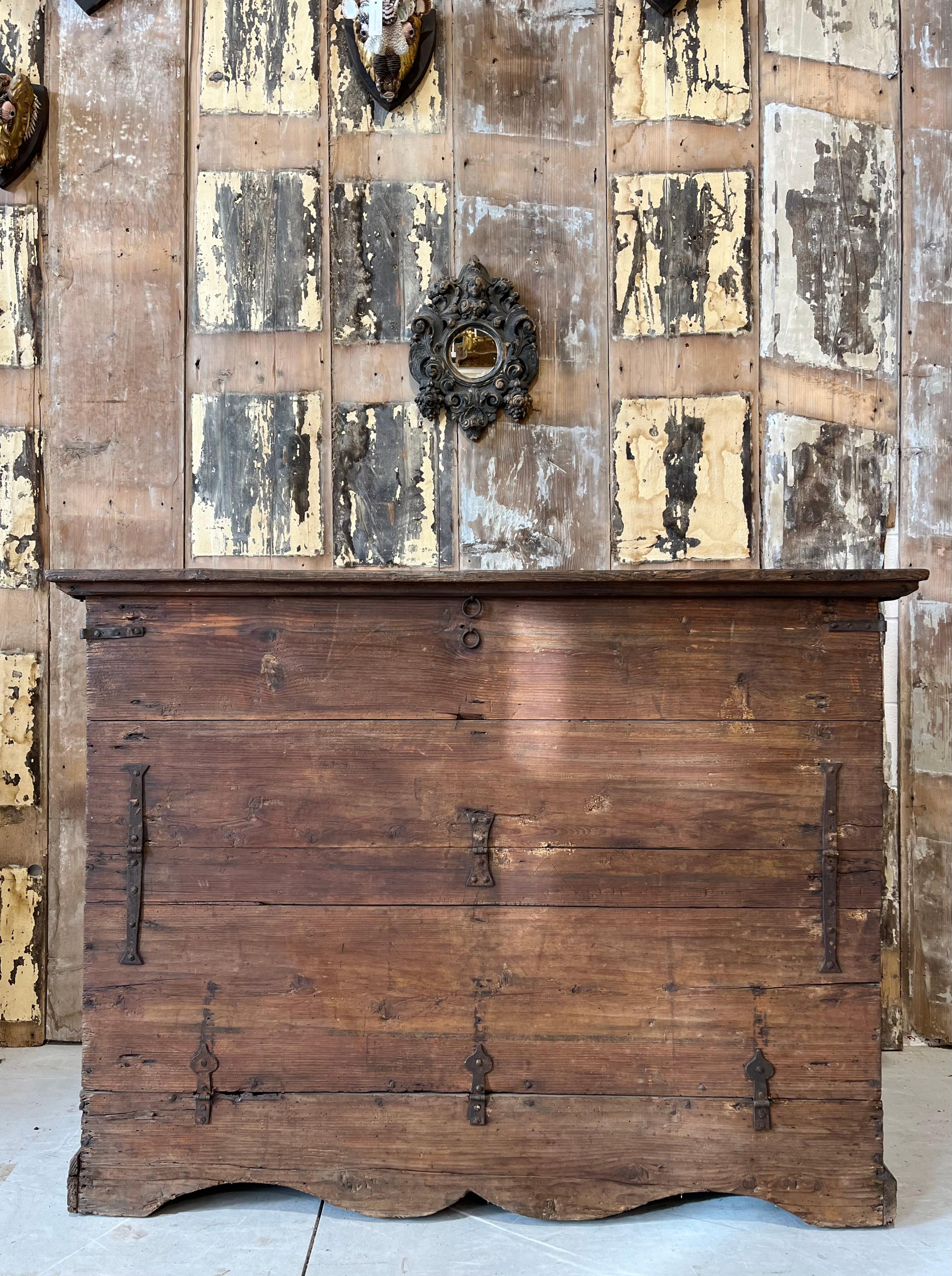 Madia da farina veronese del XVIII secolo, restaurata in modo conservativo per mantenere ed esaltrne bellezza, patina e ferramenta originali. Dispone di due ribalte, una sul piano ed una frontale. Perfetta per riporre qualsiasi tipo di oggetto.