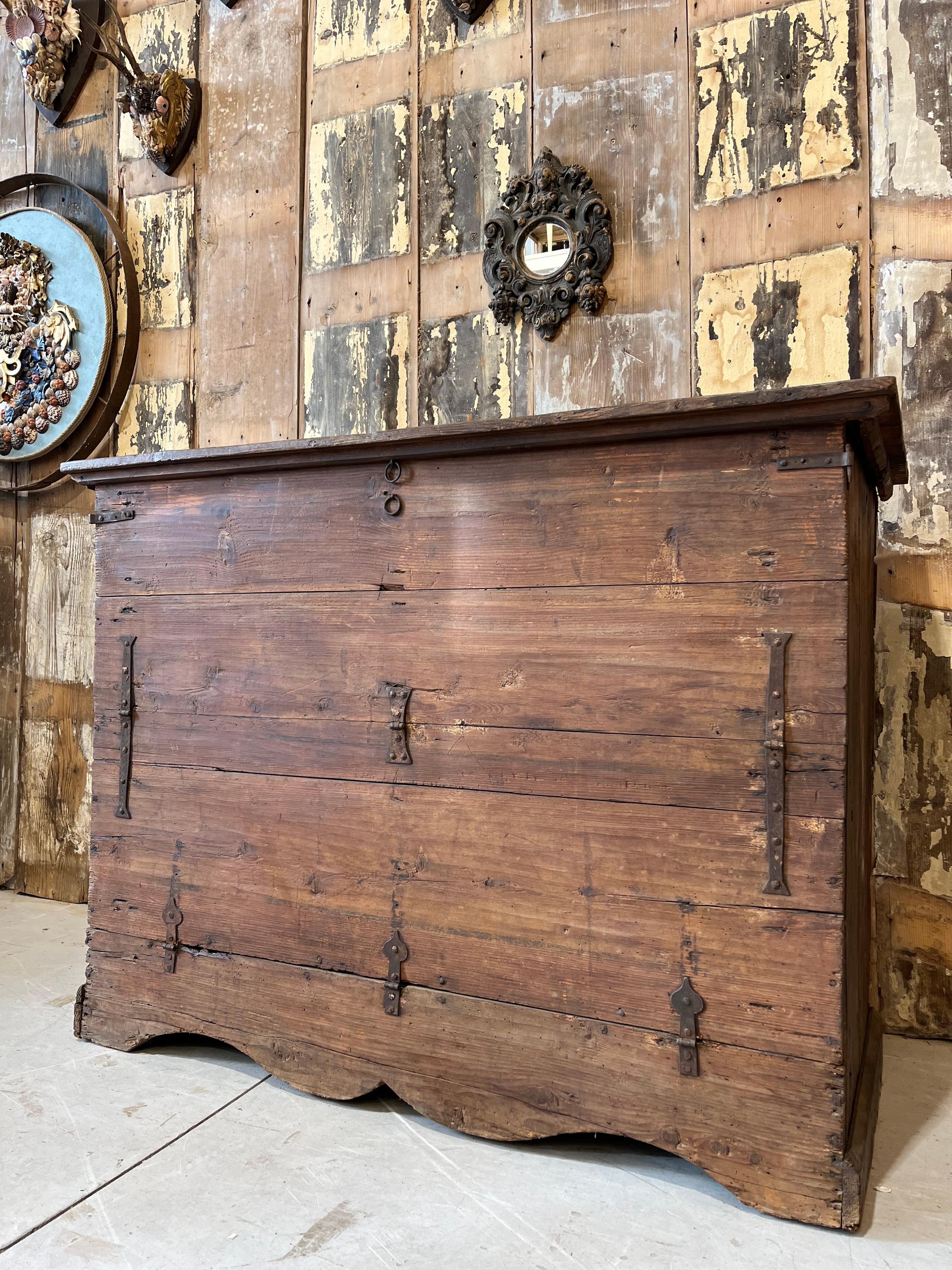 Intagliato a mano 18thC Italian flour kneading-trough in vendita