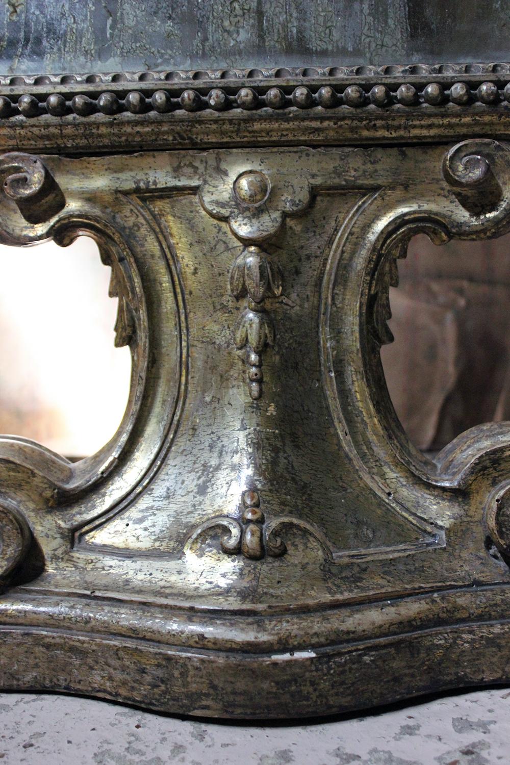 18th Century Italian Gilded Silver Leaf and Mercury Plated Limewood Altar Mirror In Good Condition In Bedford, Bedfordshire