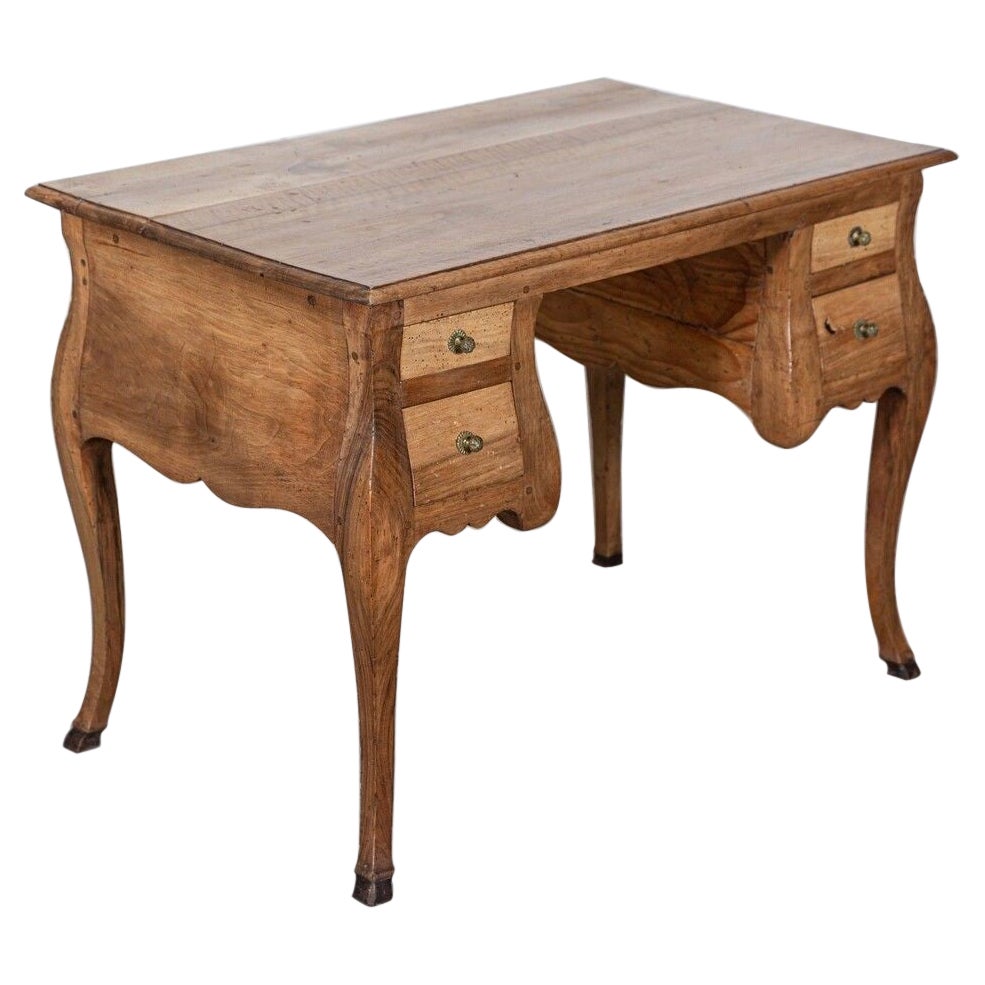 Mesa de escritorio italiana de nogal listado del siglo XVIII en venta
