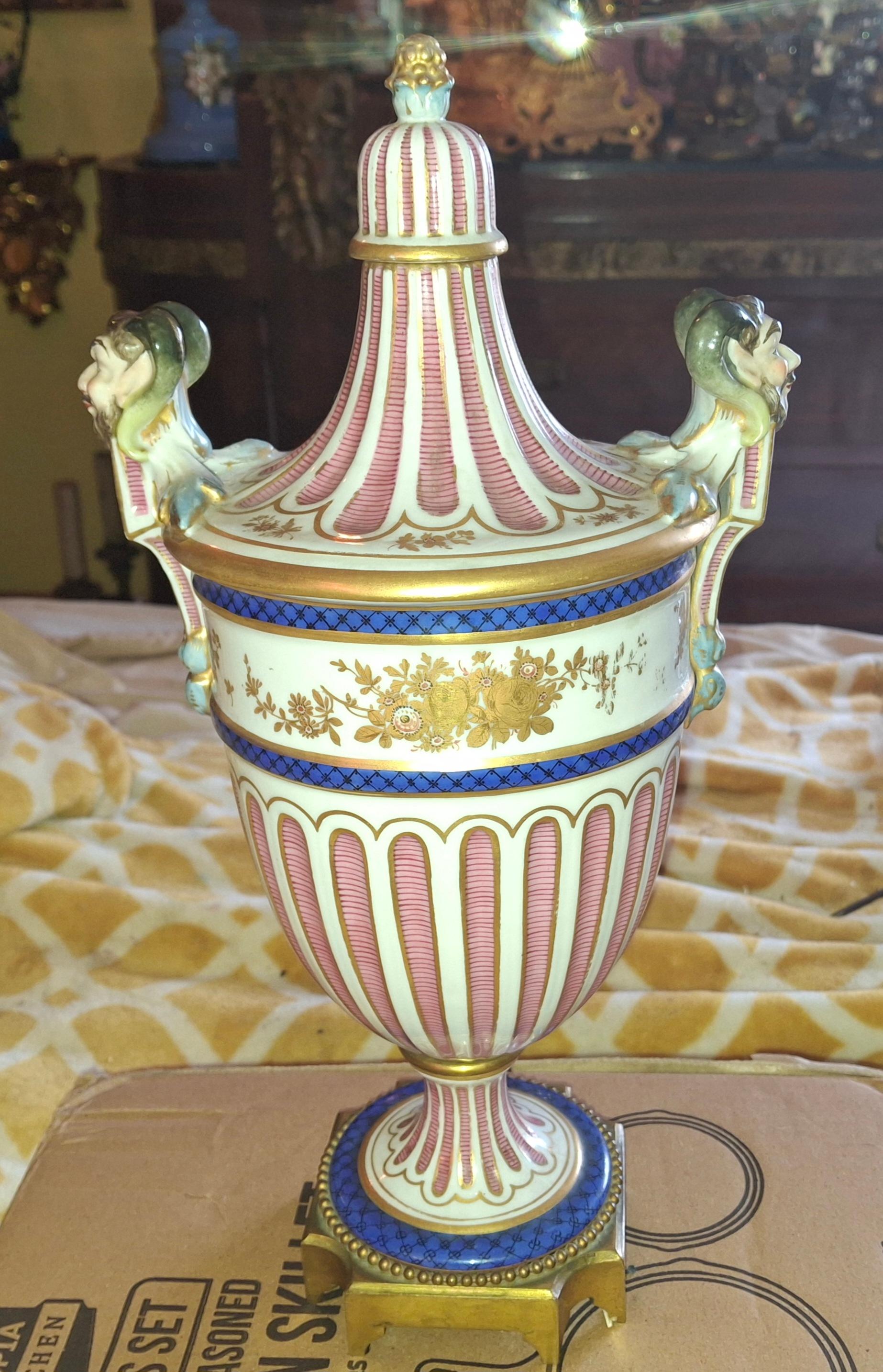 Grande vaso/urna coperta in porcellana Antique French Sèvres del XVIII secolo con Ammon-Ra e bronzo in vendita 3