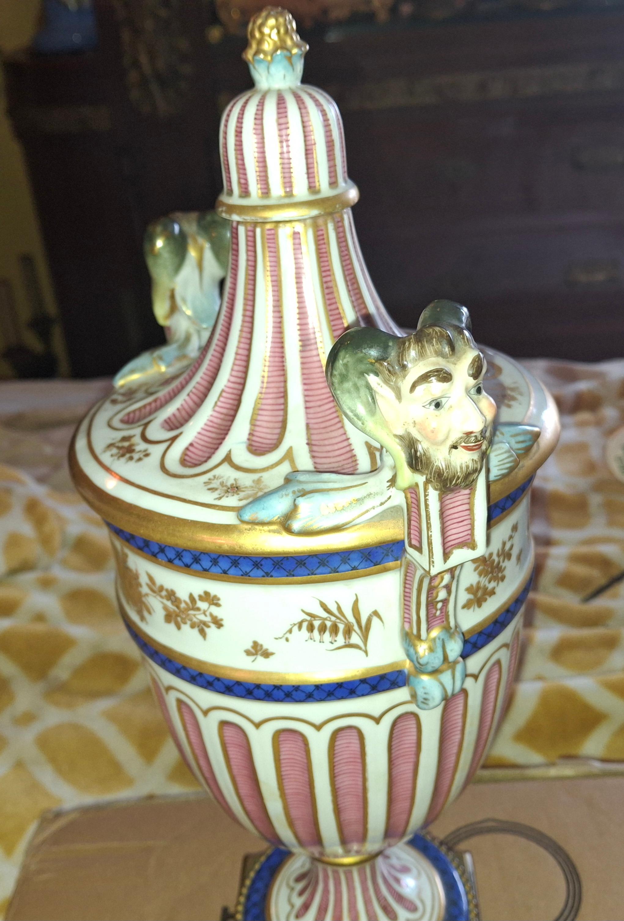 Grande vaso/urna coperta in porcellana Antique French Sèvres del XVIII secolo con Ammon-Ra e bronzo in vendita 4
