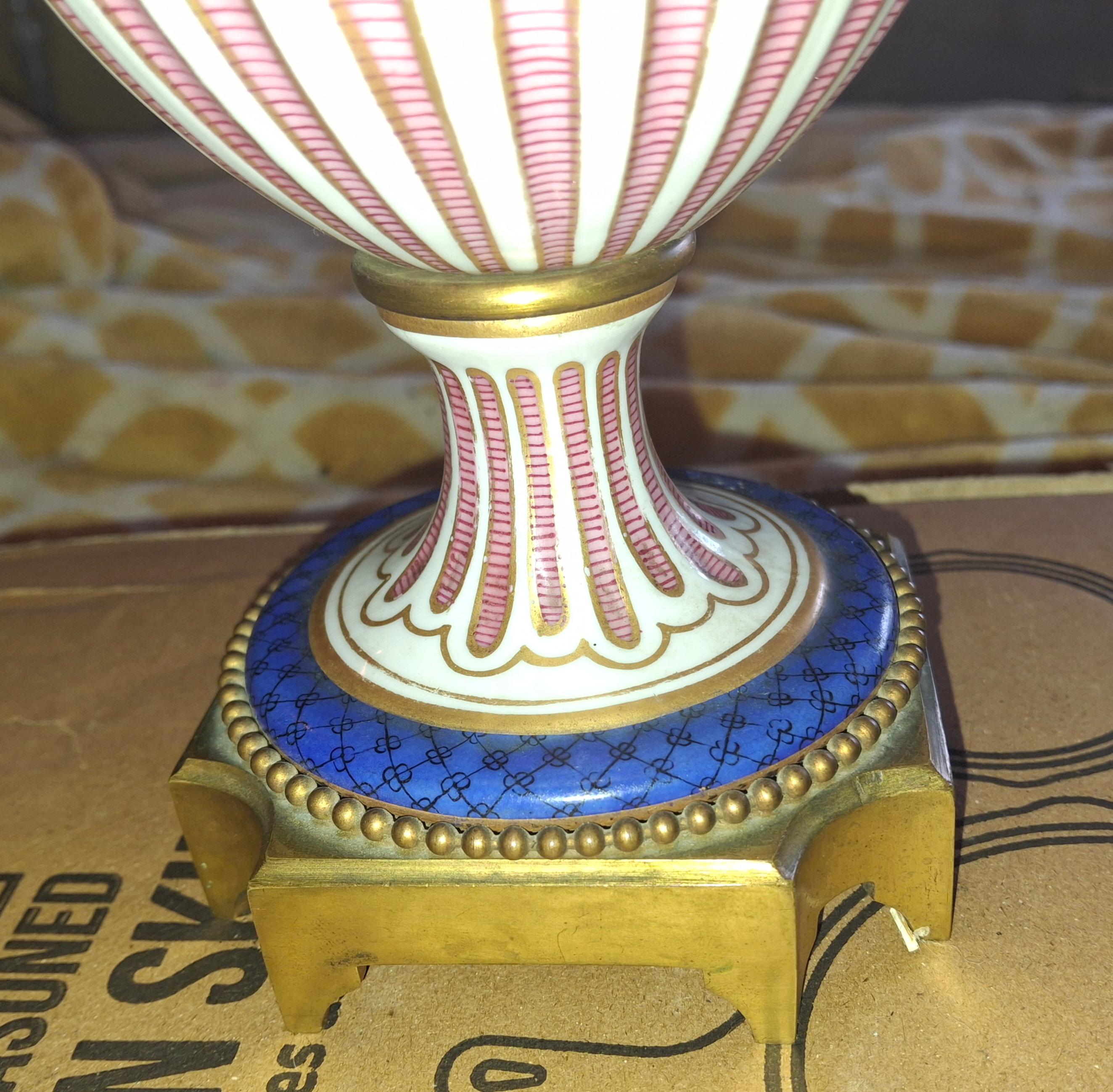 Grande vaso/urna coperta in porcellana Antique French Sèvres del XVIII secolo con Ammon-Ra e bronzo in vendita 6