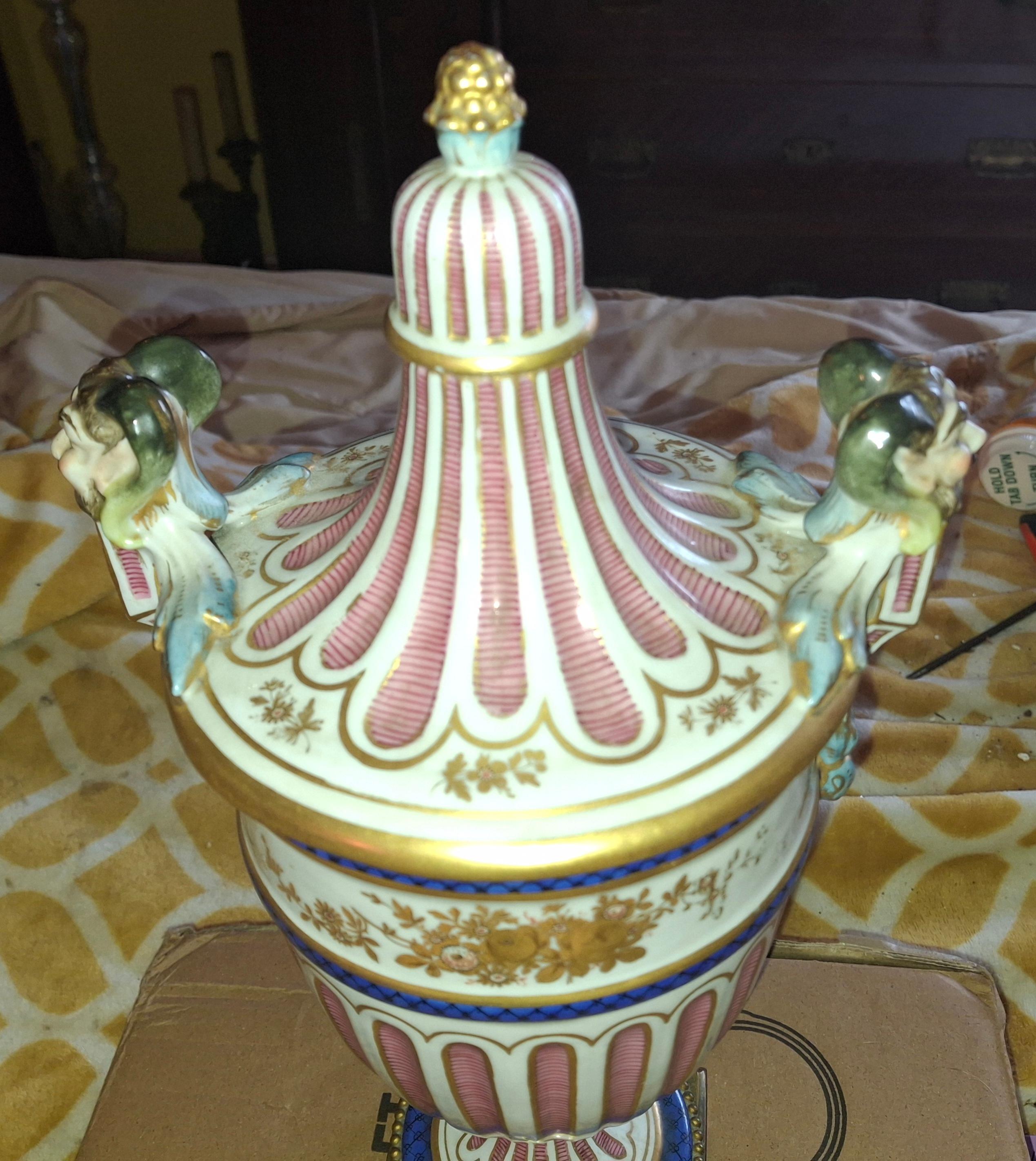 Grande vaso/urna coperta in porcellana Antique French Sèvres del XVIII secolo con Ammon-Ra e bronzo in vendita 7