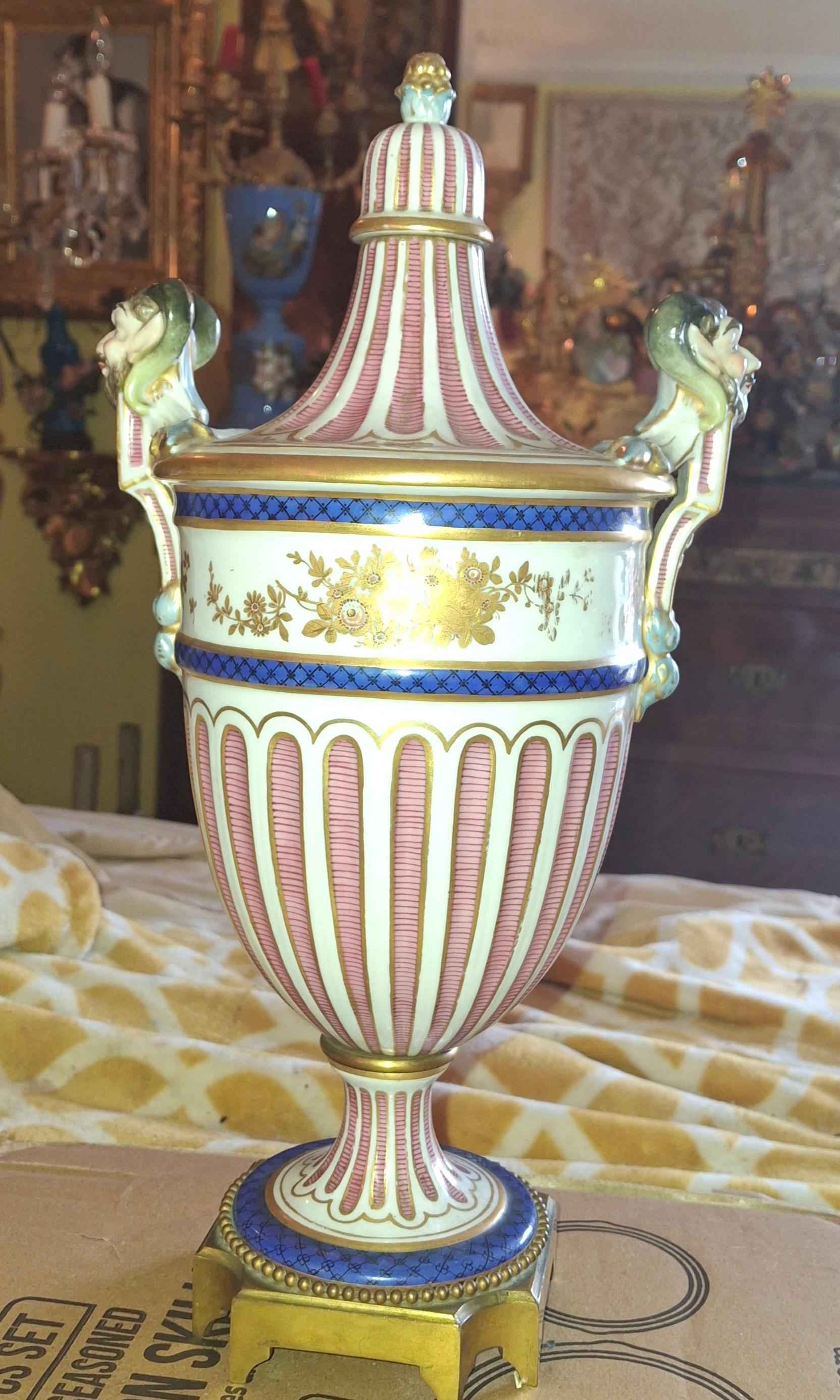 Luigi XV Grande vaso/urna coperta in porcellana Antique French Sèvres del XVIII secolo con Ammon-Ra e bronzo in vendita