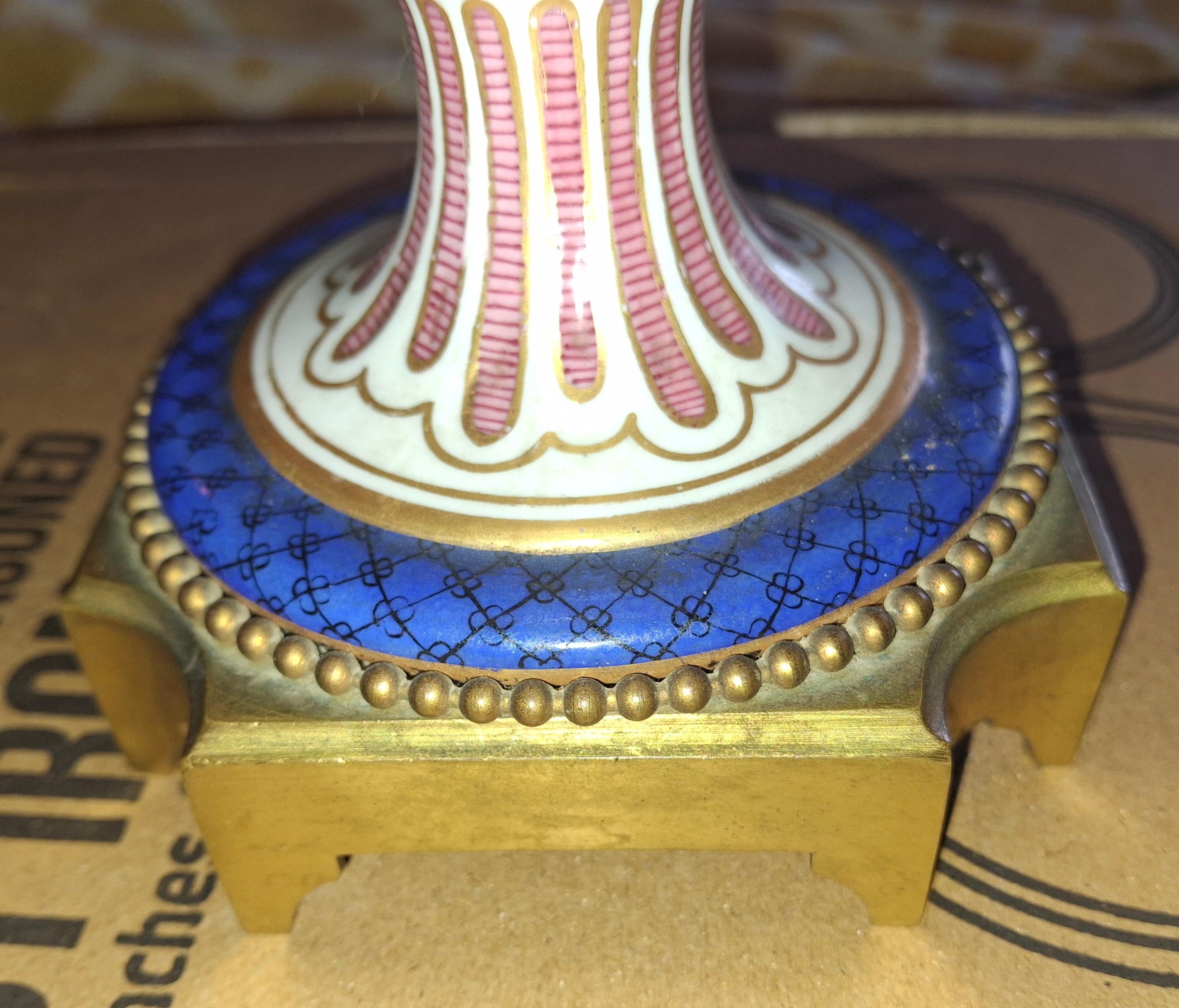 Francese Grande vaso/urna coperta in porcellana Antique French Sèvres del XVIII secolo con Ammon-Ra e bronzo in vendita