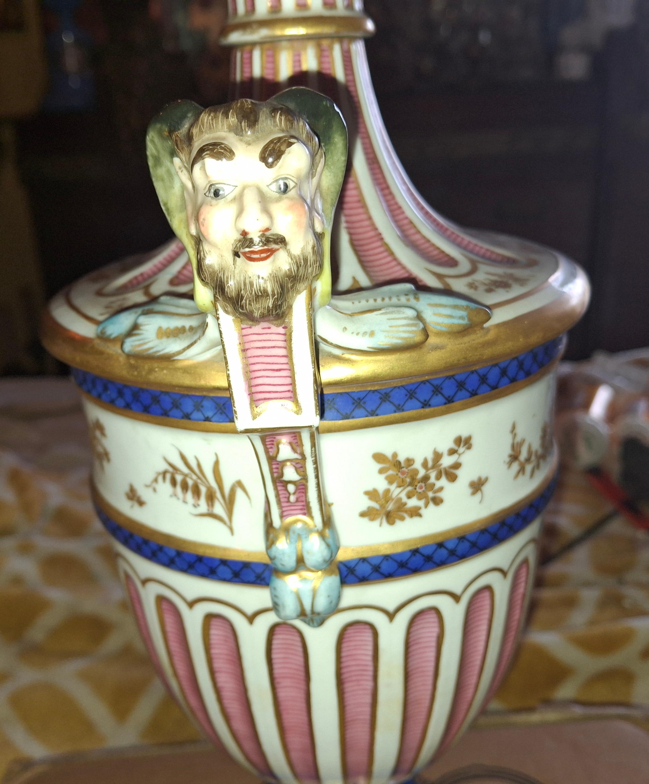 Grande vaso/urna coperta in porcellana Antique French Sèvres del XVIII secolo con Ammon-Ra e bronzo In condizioni buone in vendita a Opa Locka, FL