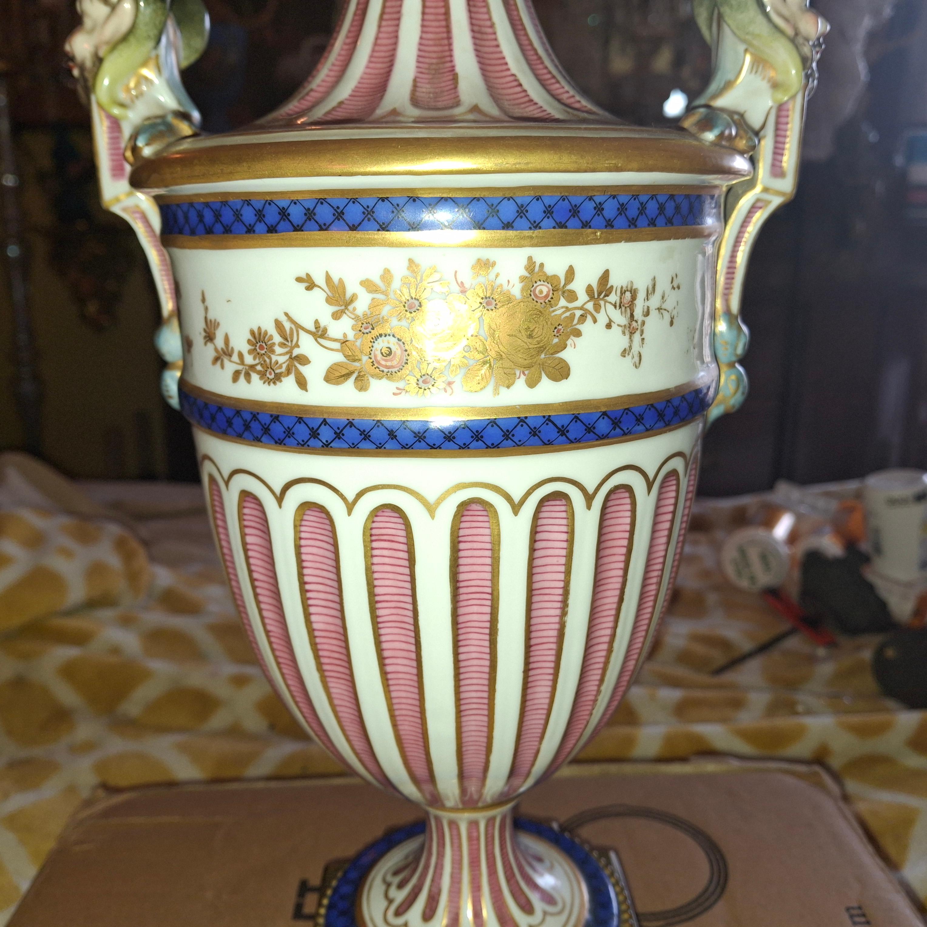 Porcellana Grande vaso/urna coperta in porcellana Antique French Sèvres del XVIII secolo con Ammon-Ra e bronzo in vendita