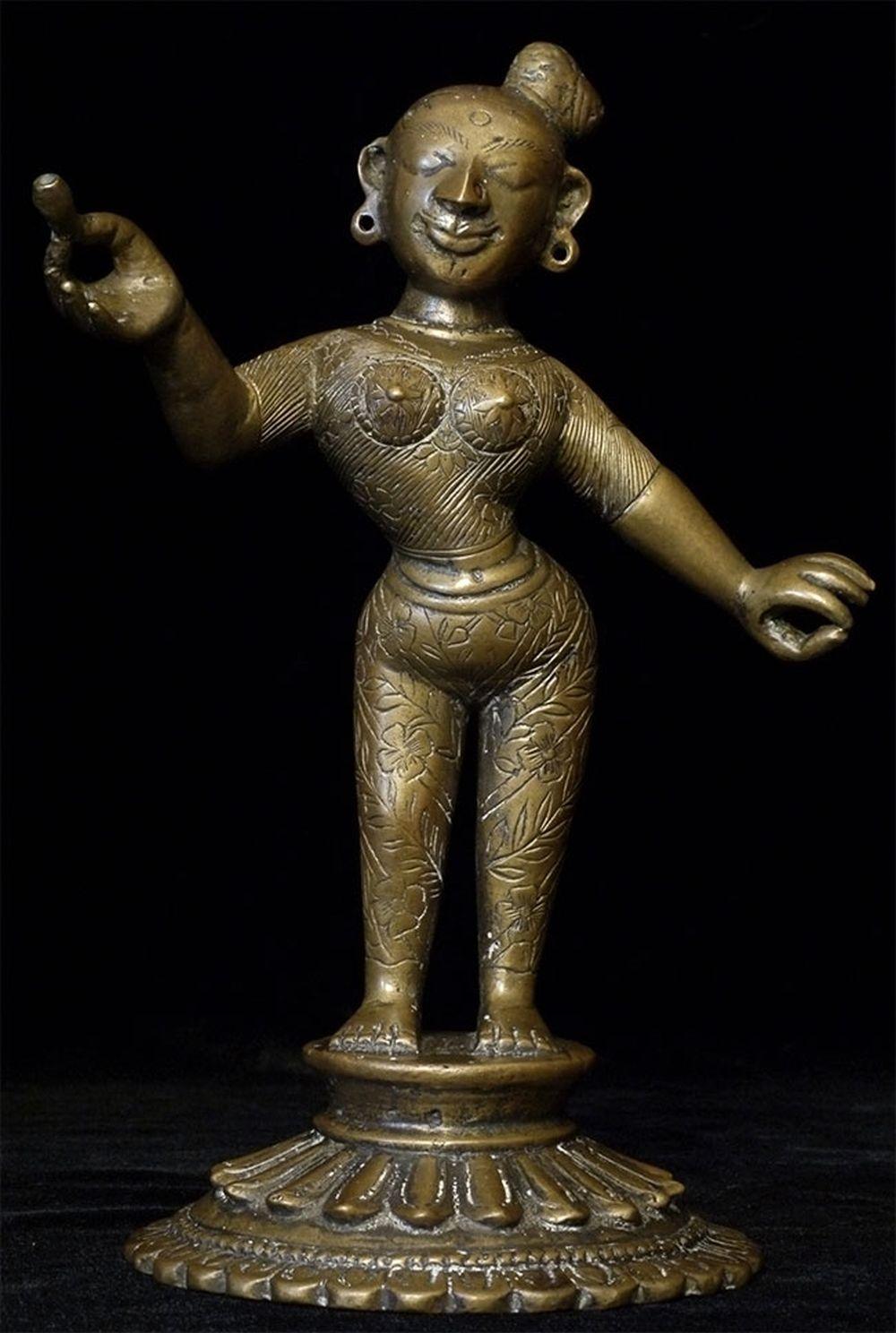 18thc Large Antique Solid Cast South Indian Female Deity, Uma 9668 In Good Condition For Sale In Ukiah, CA