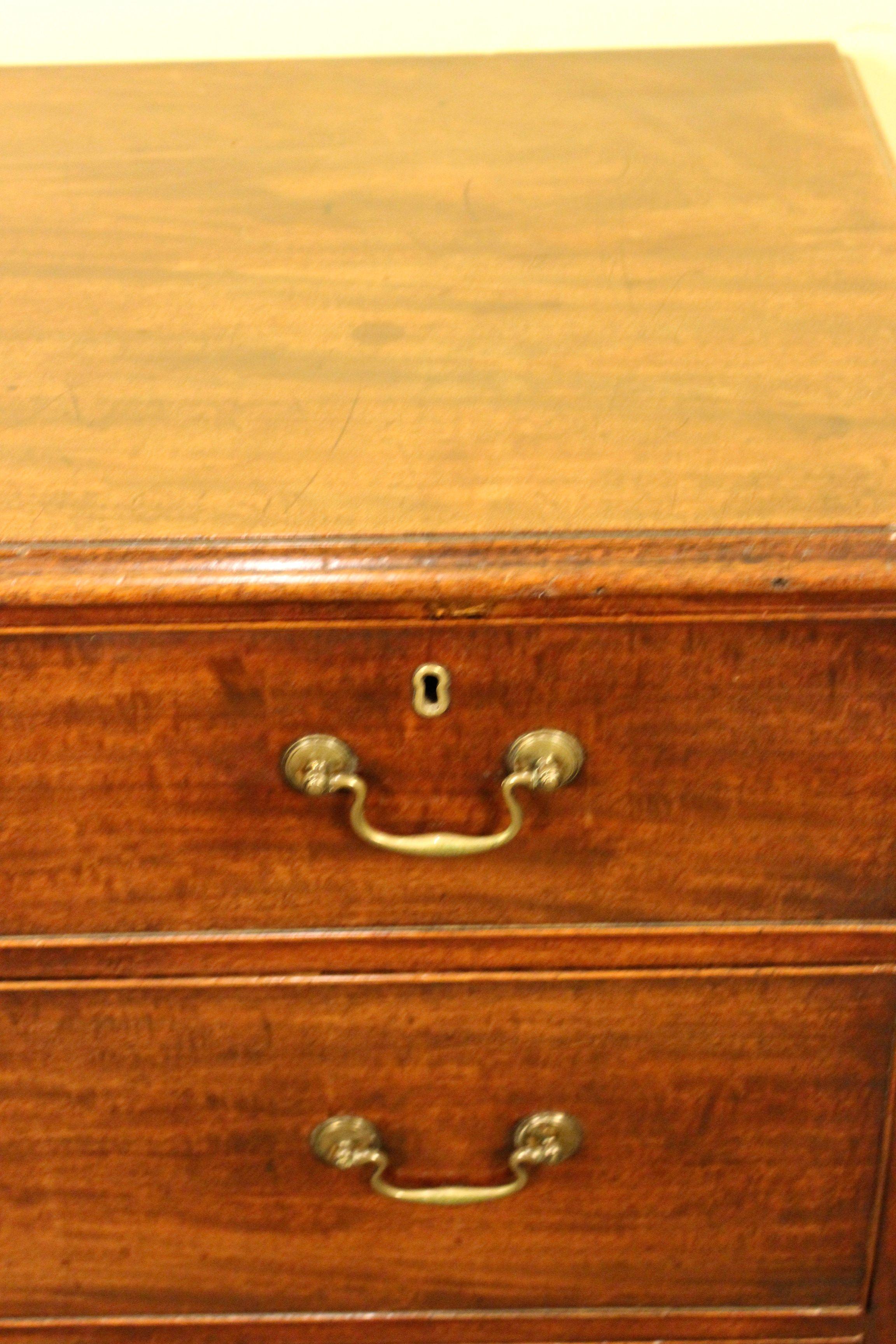 18thc. Mahogany Chest of Drawers For Sale 2