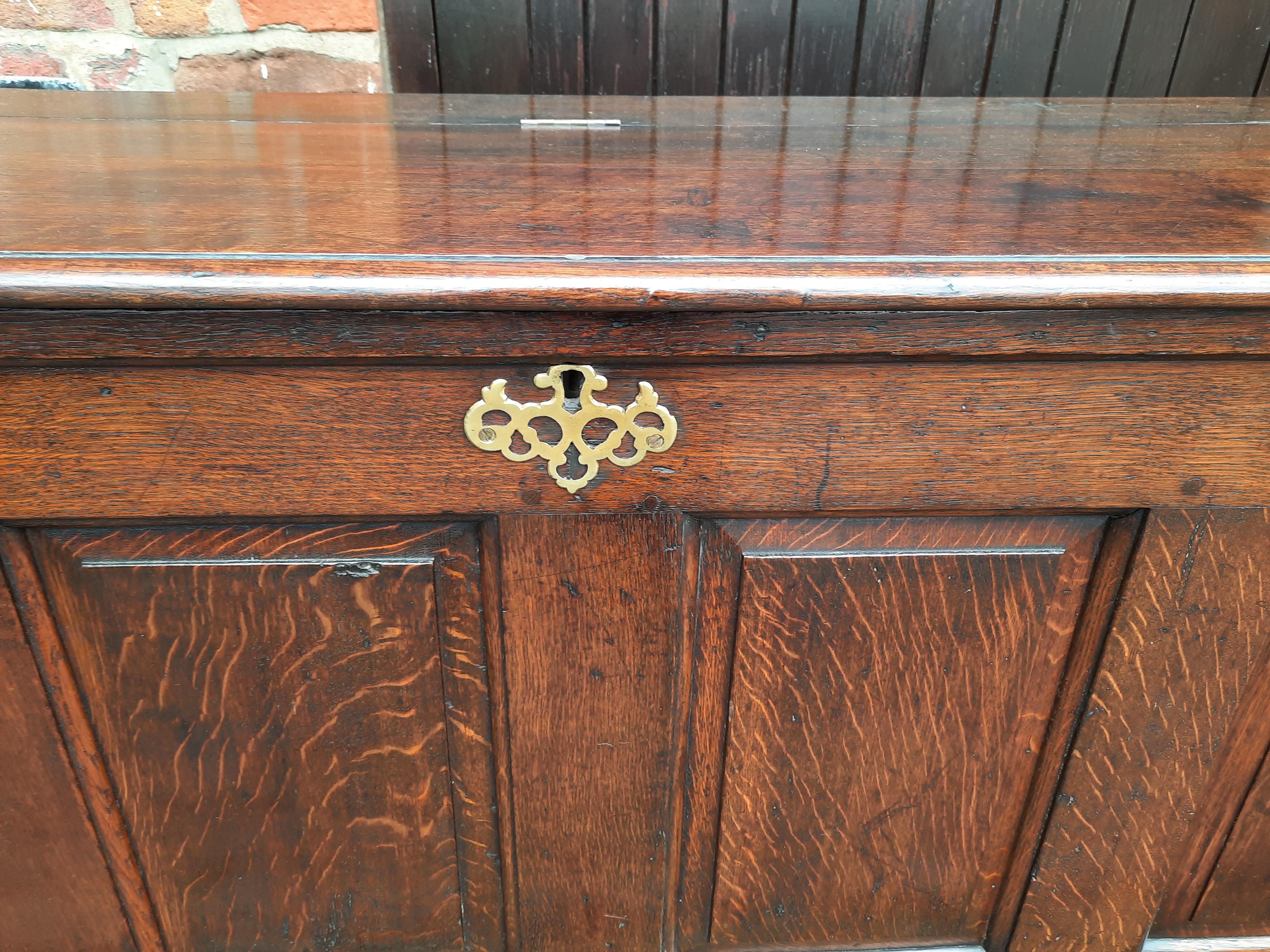 18thC Oak Lancashire Mule Chest In Fair Condition For Sale In Altrincham, GB