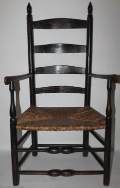 Sillón original del siglo XVIII con respaldo de escalera pintado de negro