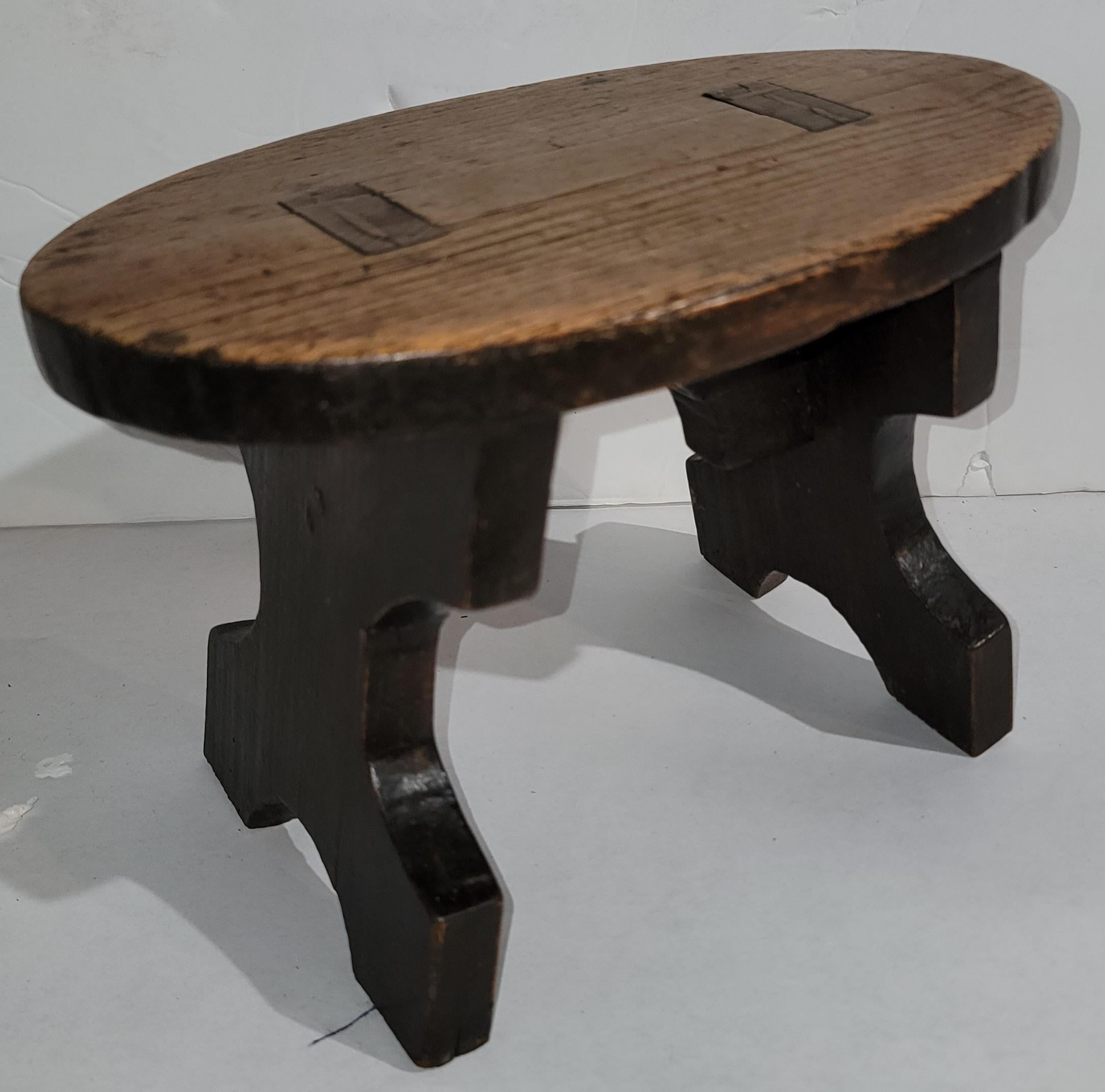 Ce beau tabouret pour pieds du 18ème siècle, mortaisé et peint d'origine, est en très bon état. La patine est étonnante et le dessus du tabouret est usé. Très bon état, surtout compte tenu de l'âge.