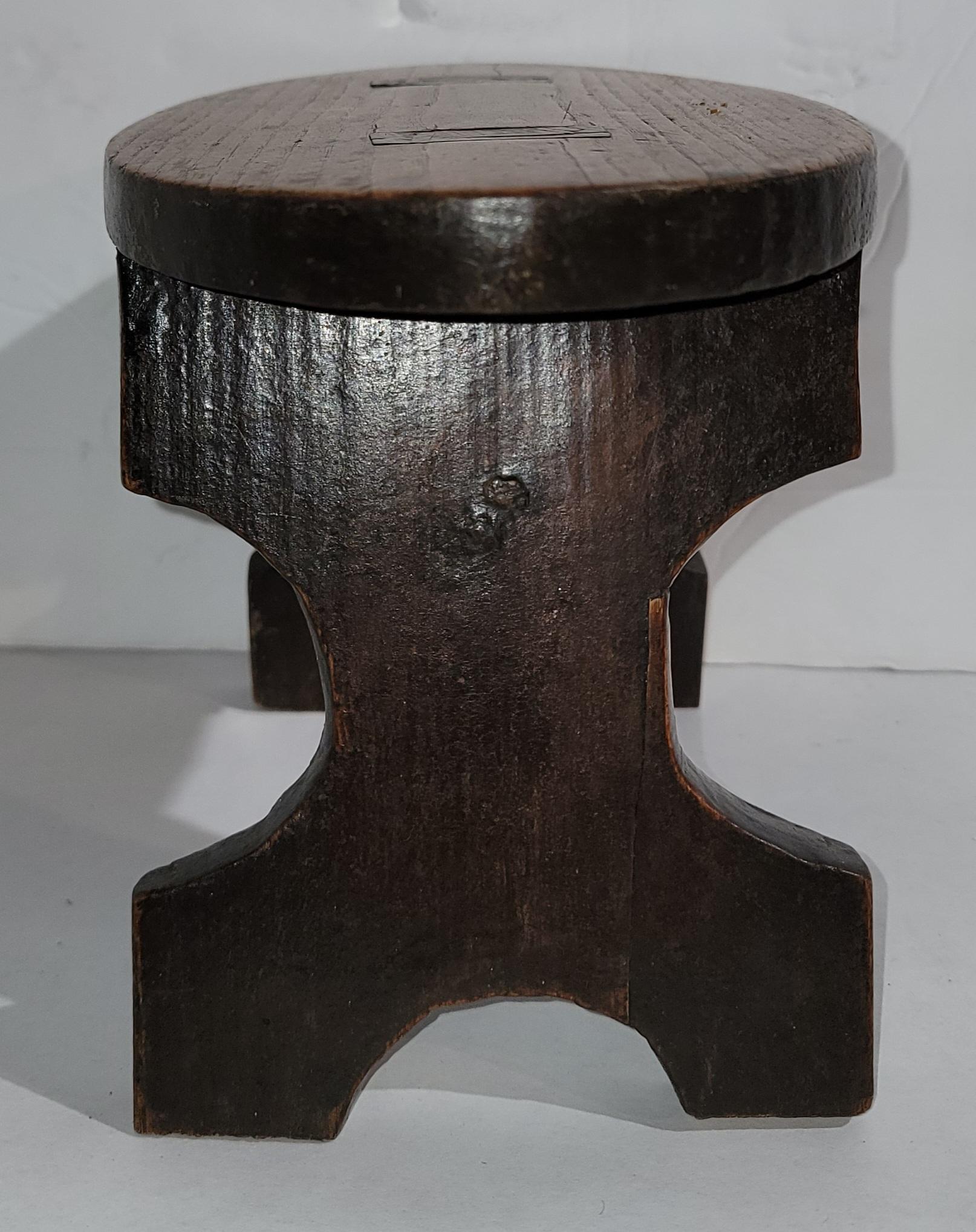 Original bemalte und gealterte Nussbaumbank / Fußhocker aus Pennsylvania aus dem 18. Jahrhundert im Zustand „Gut“ im Angebot in Los Angeles, CA