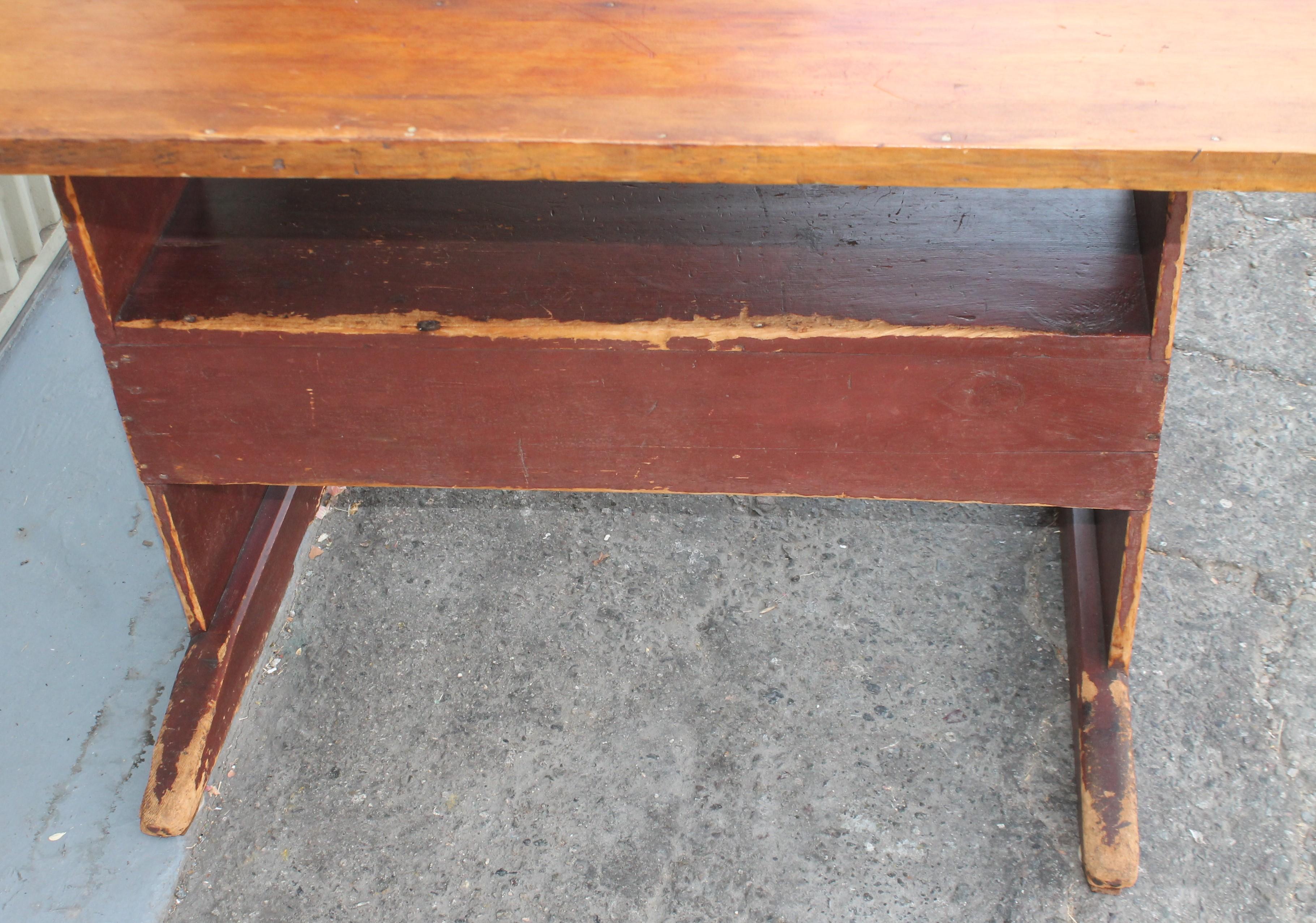 18th Century Original Red Painted Hutch Table For Sale 1