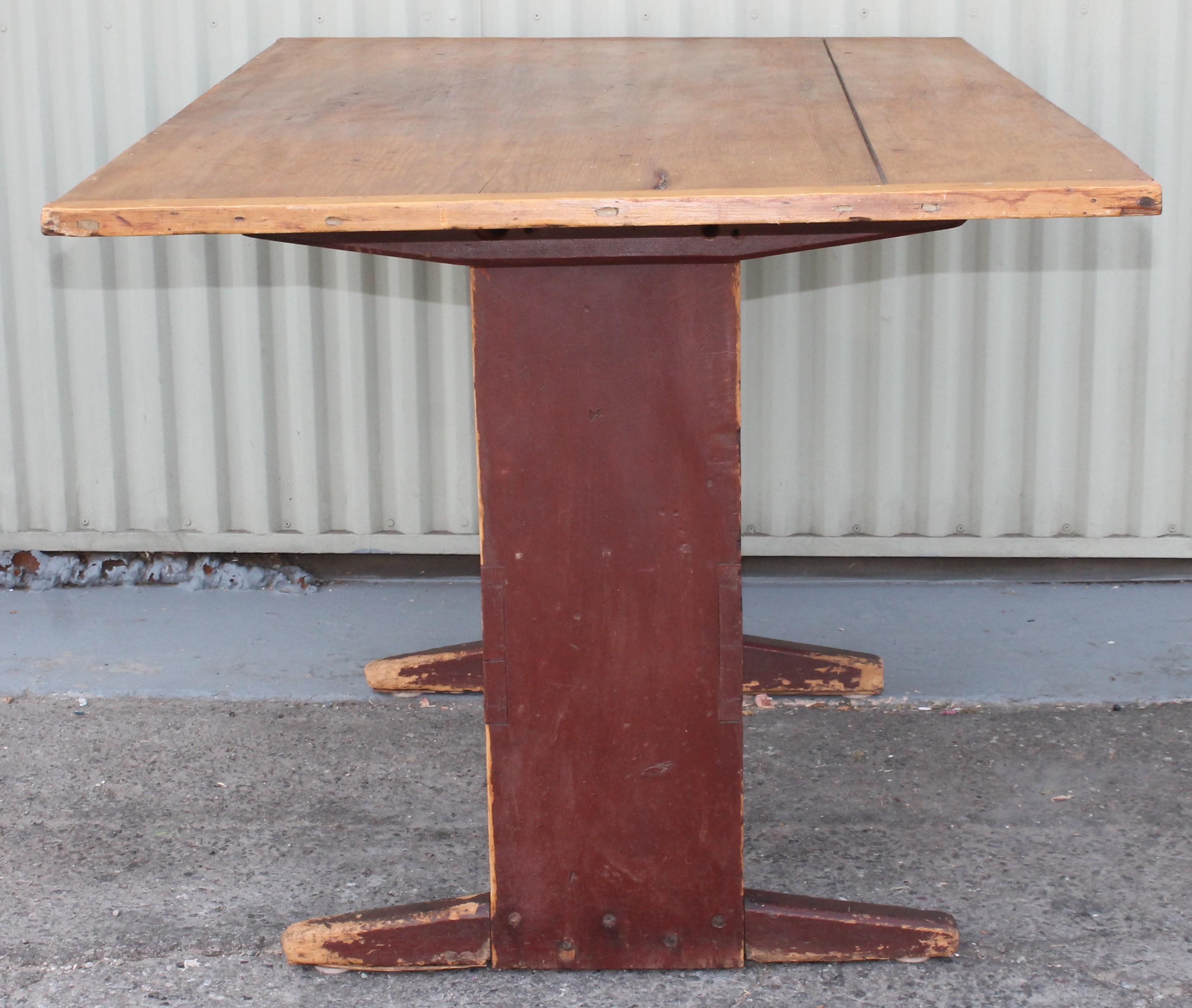 Original rot lackierter Hutch-Tisch aus dem 18. Jahrhundert (Land) im Angebot