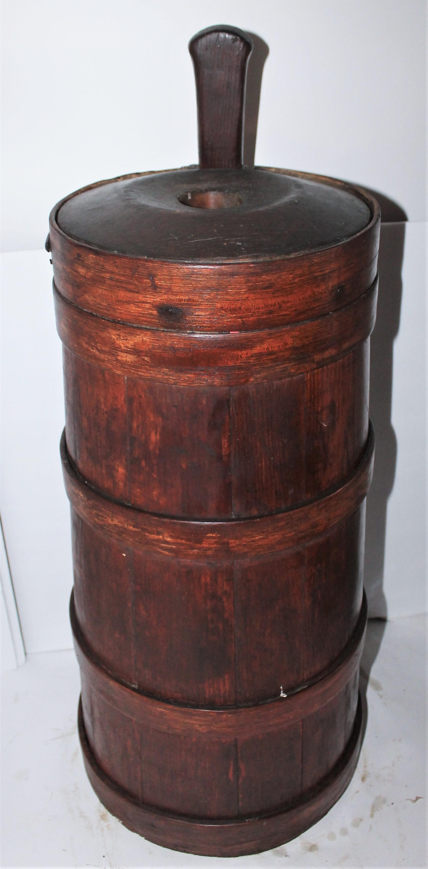 Questa zangola per il burro del XVIII secolo, tutta originale, ha il coperchio originale, la ferramenta originale e la struttura a chiodi tagliati. Osserva attentamente le dita e le prime unghie con il coperchio originale. Questa zangola ha