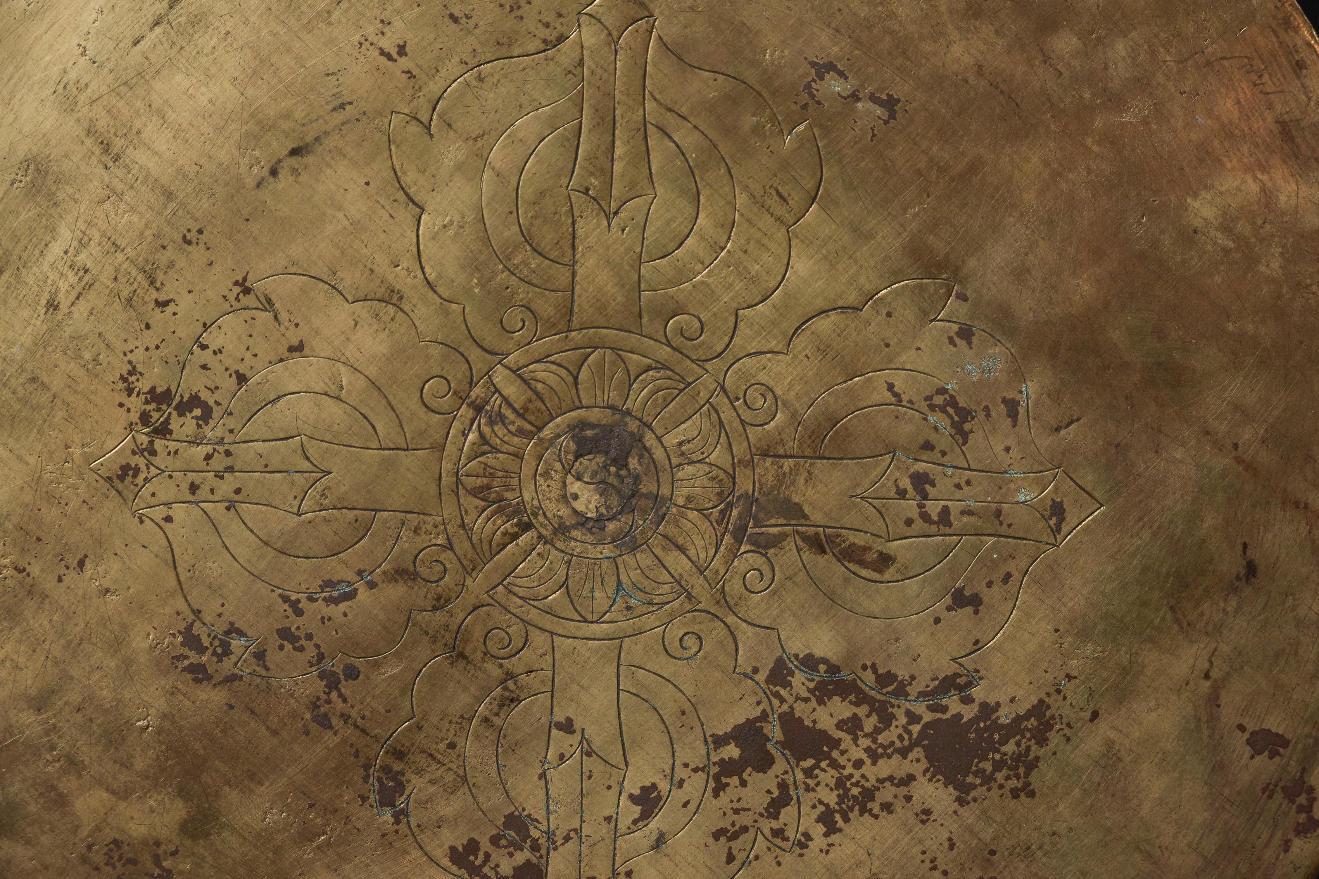 Redondel o relicario tibetano del siglo XVIII con el símbolo de Kalichakra 10246 en venta 2