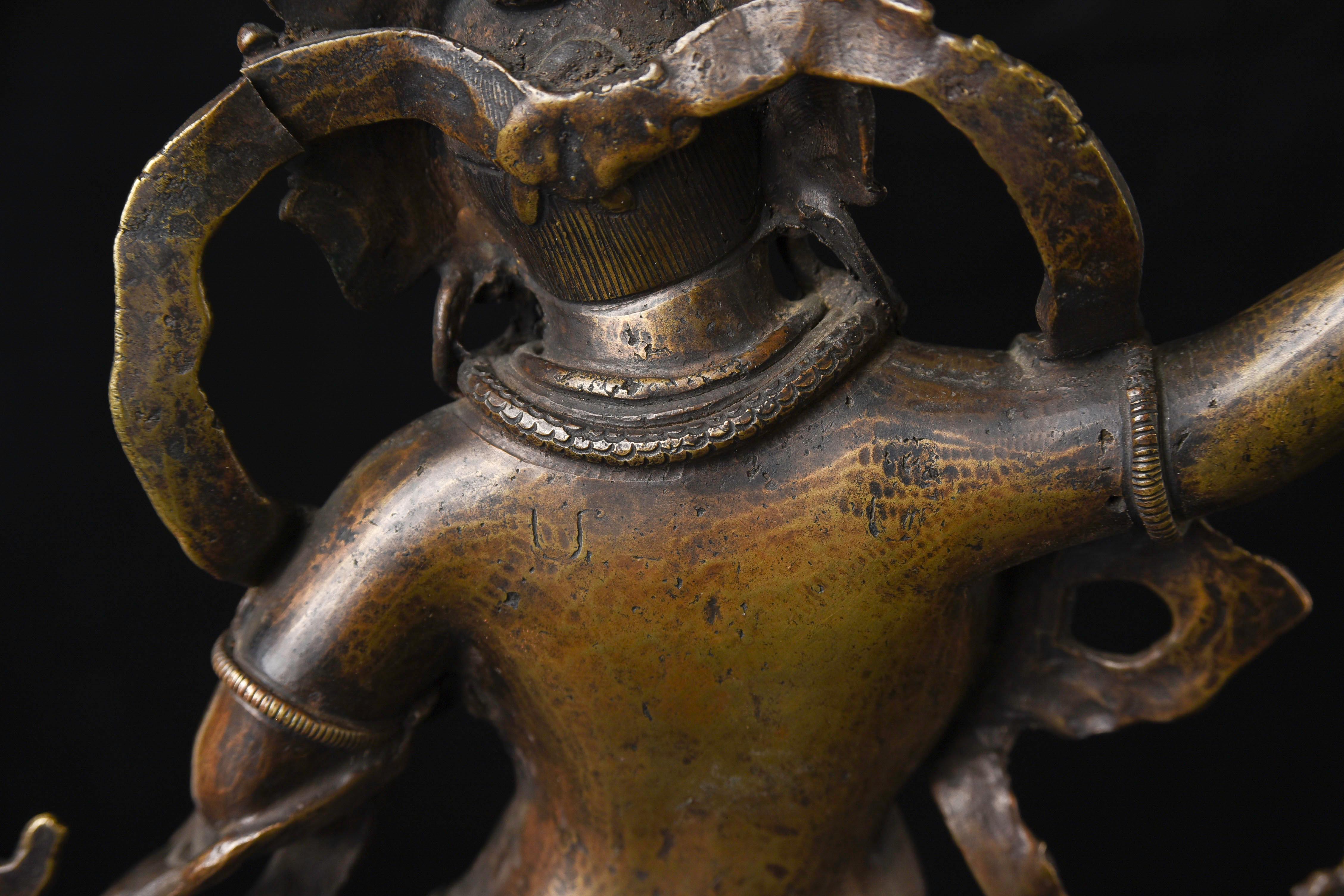 18thc Tibetan Bronze Protective Deity, Very Fine and Large Example.  For Sale 9