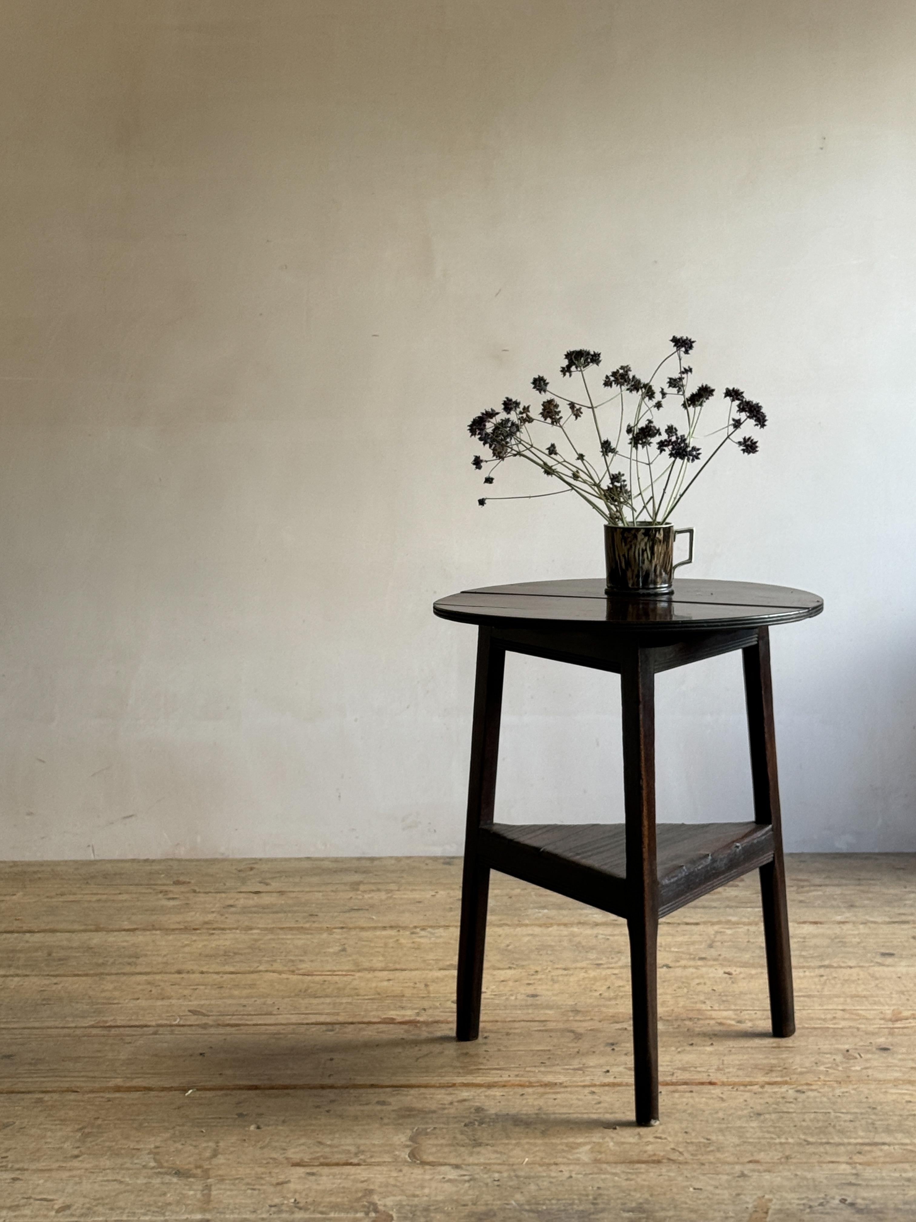British 18thC Walnut Cricket Table