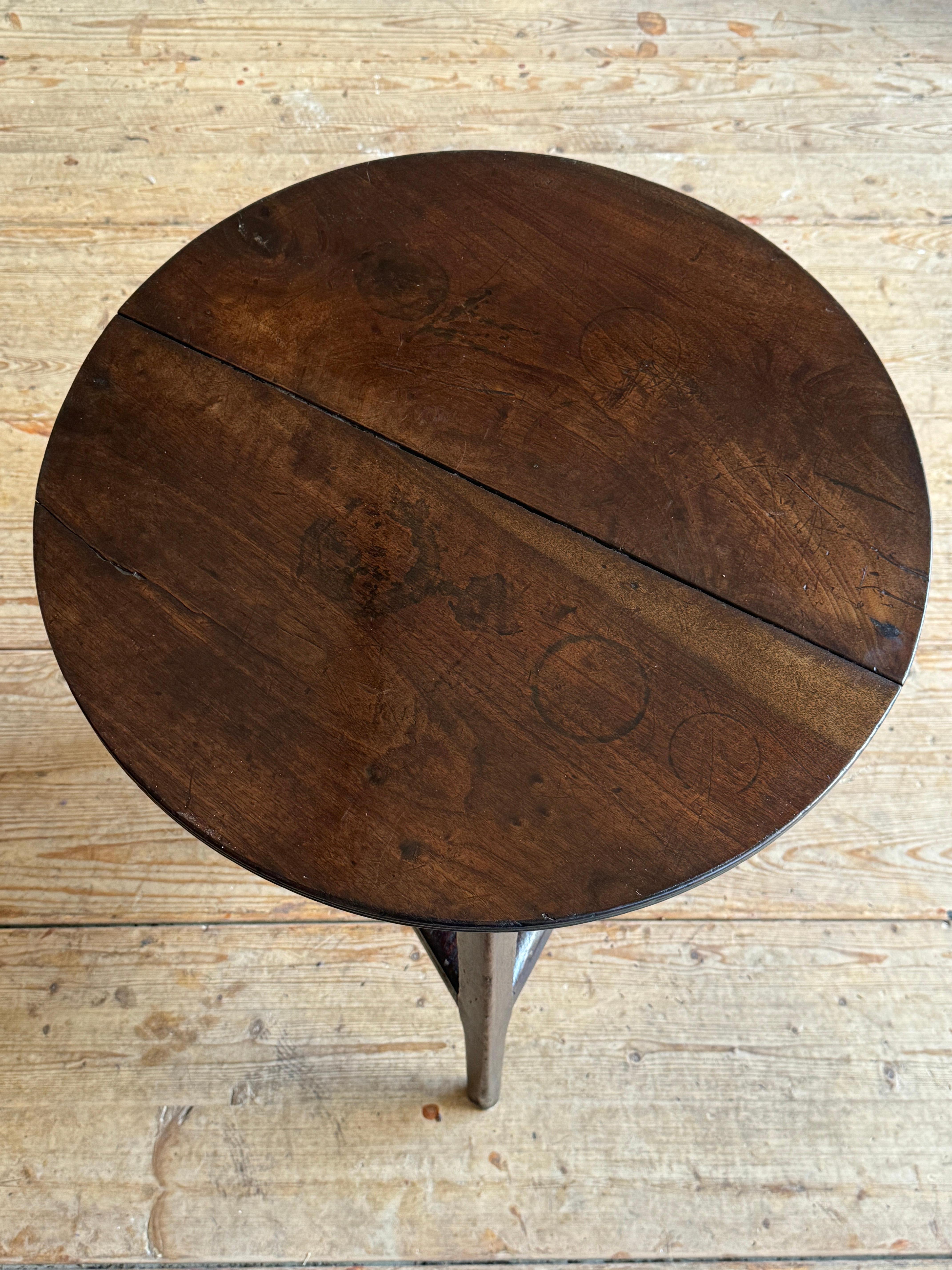 18thC Walnut Cricket Table In Fair Condition In Grange-Over-Sands, GB