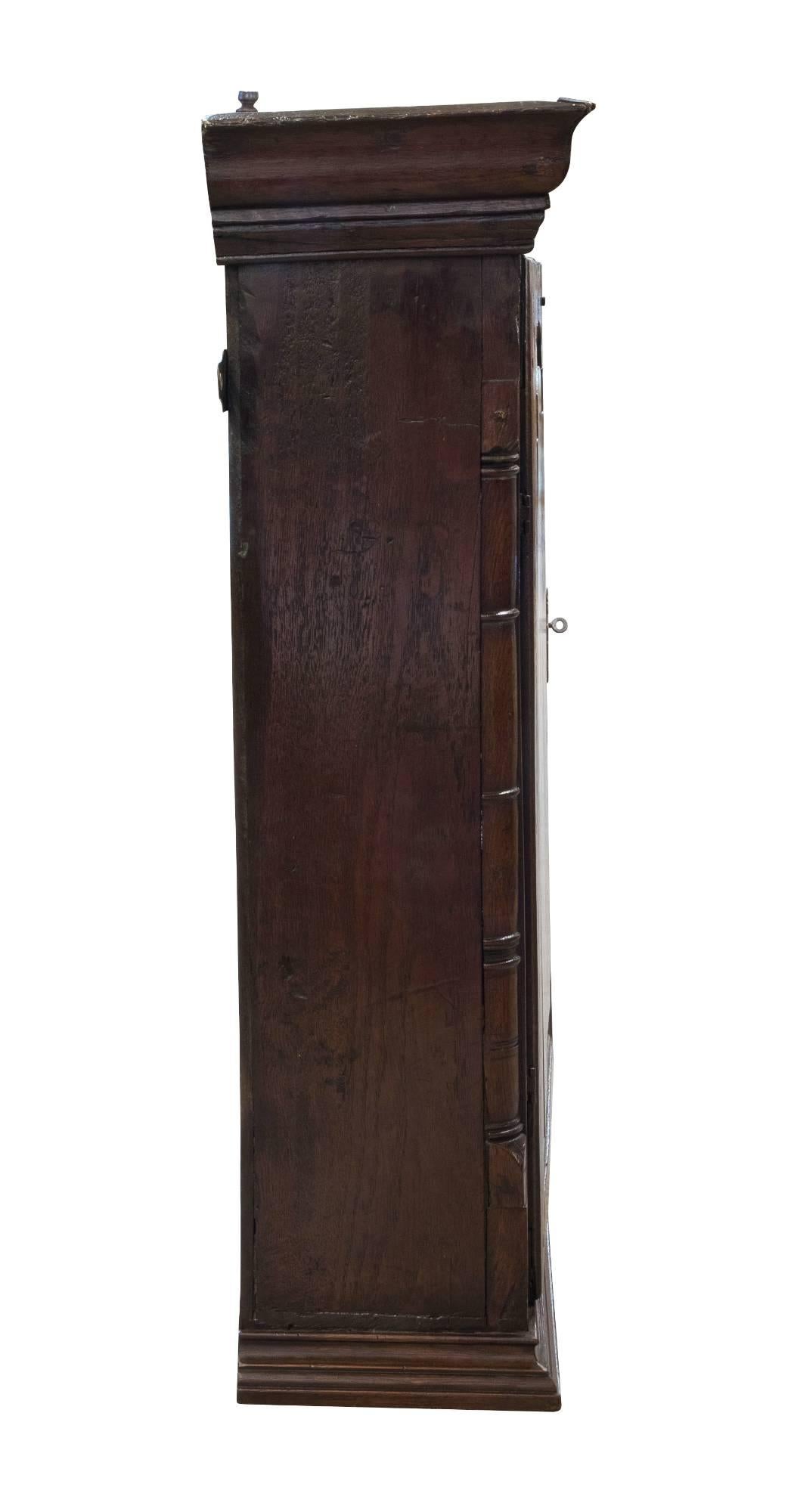 An 18th century Welsh oak hanging cupboard with 3 shelves to the interior and a single fielded panel door,


circa 1780.