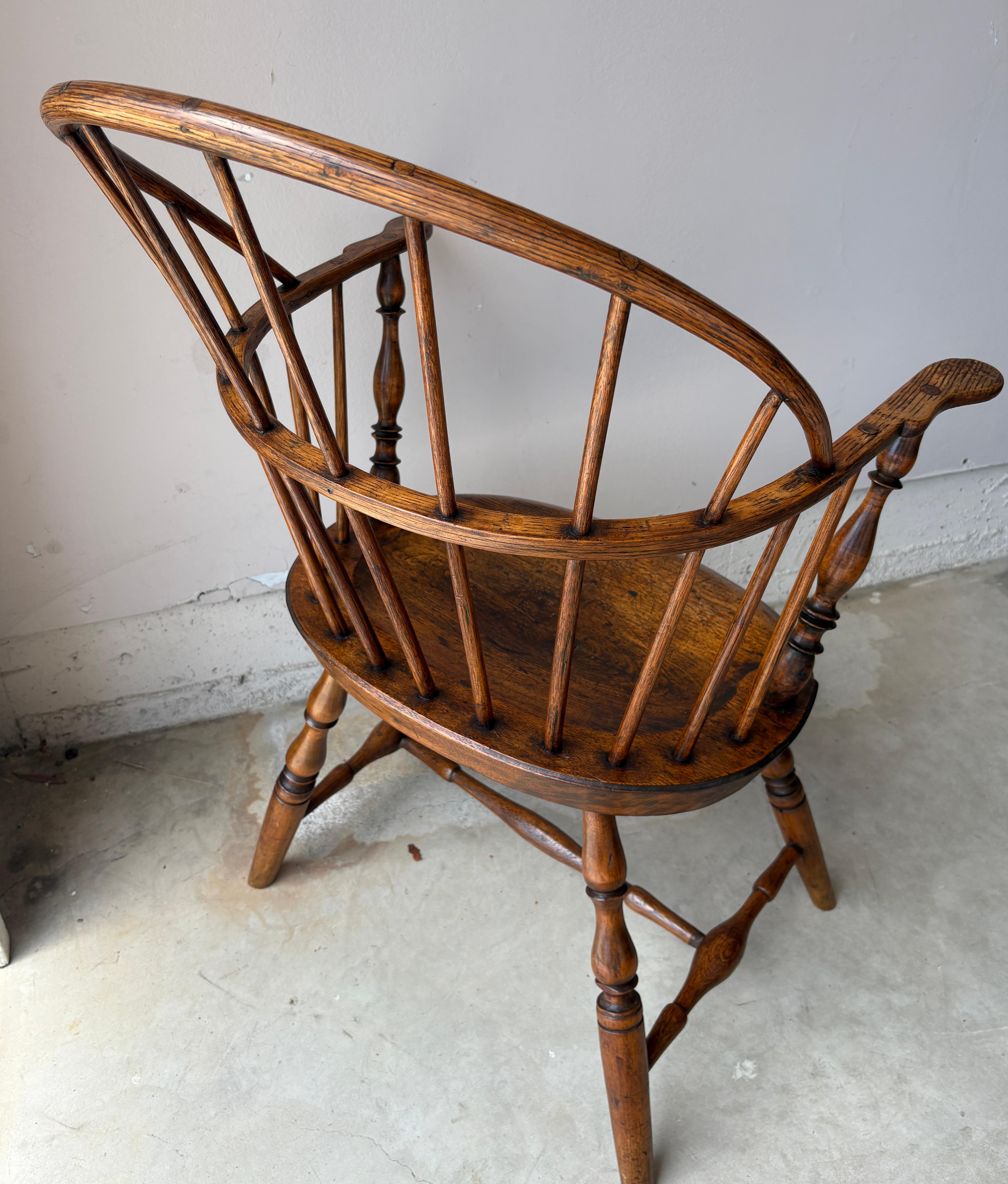 18thc Windsor  Bow Back Extended  Arm Chair In Fair Condition For Sale In Los Angeles, CA