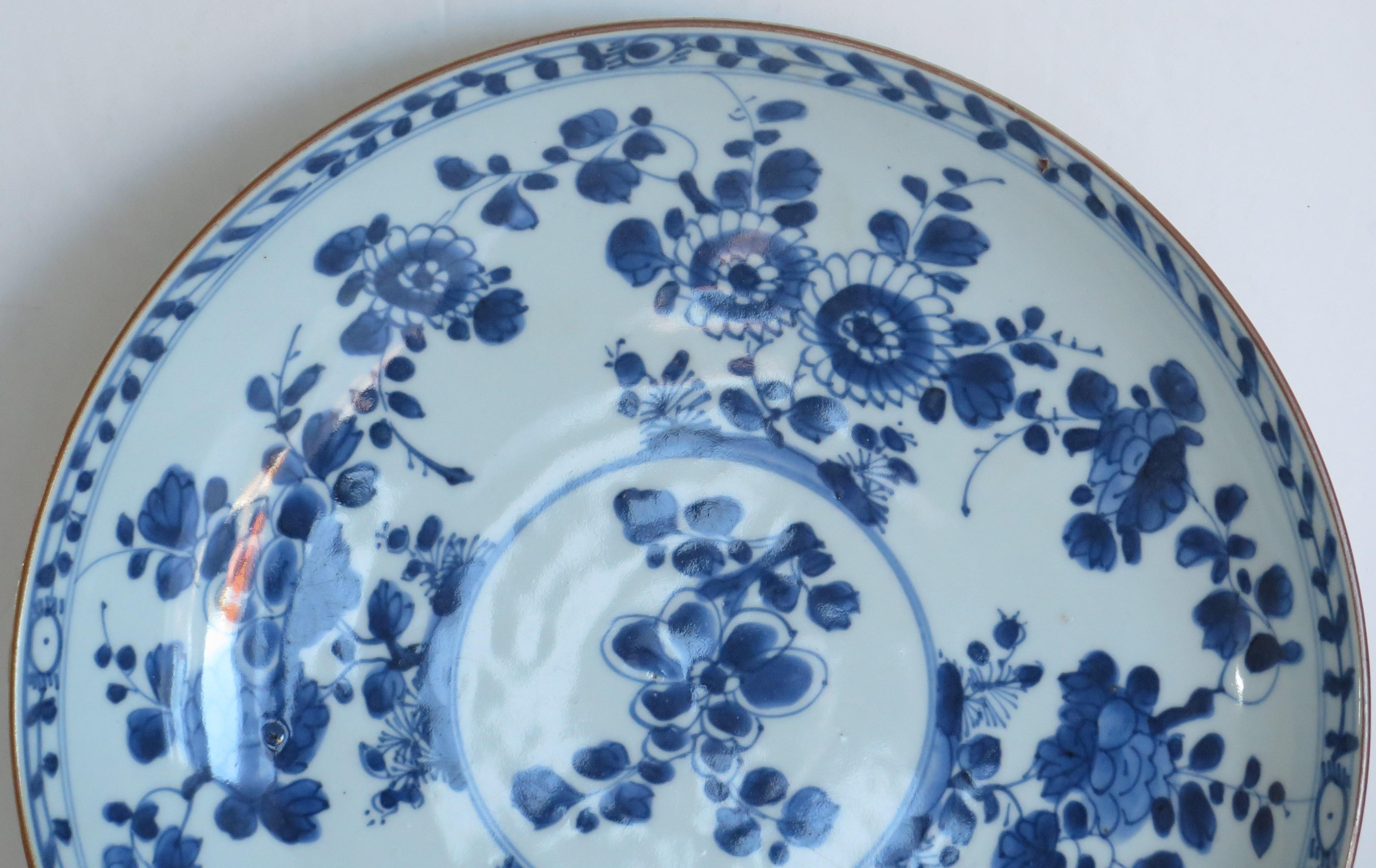 Hand-Painted Chinese Porcelain Large deep Plate Blue & White, Qing late Kangxi circa 1720 For Sale