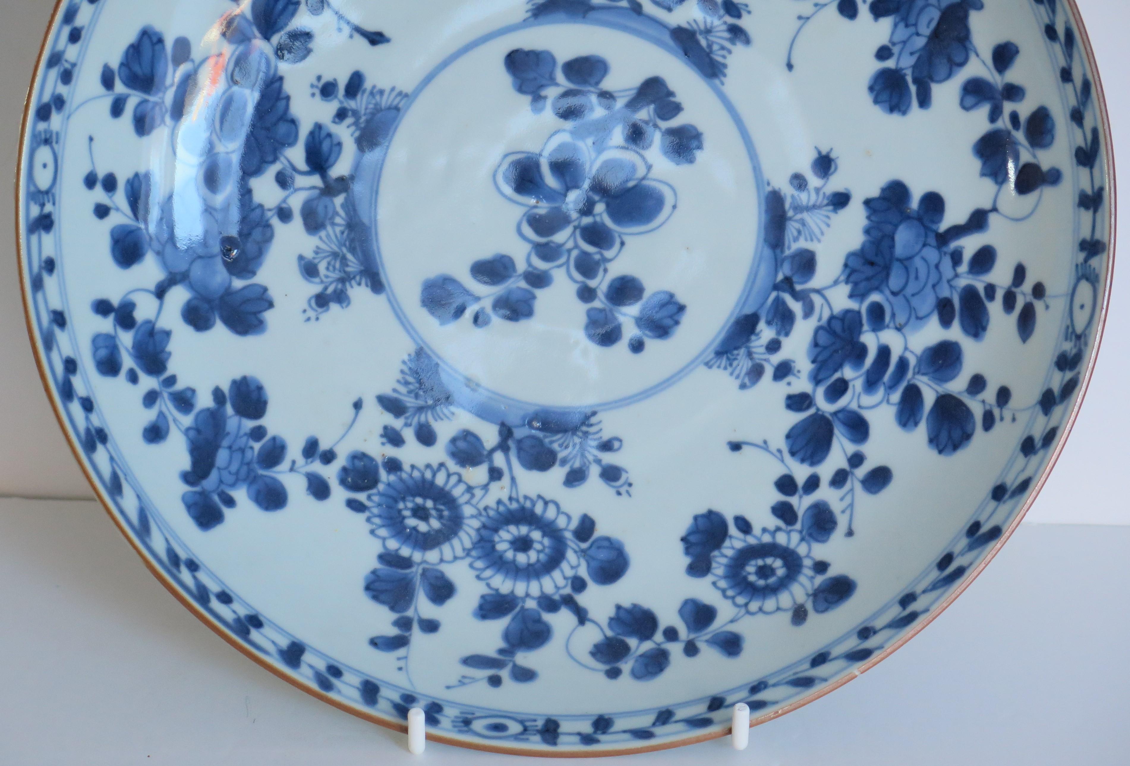 Chinese Porcelain Large deep Plate Blue & White, Qing late Kangxi circa 1720 In Good Condition For Sale In Lincoln, Lincolnshire