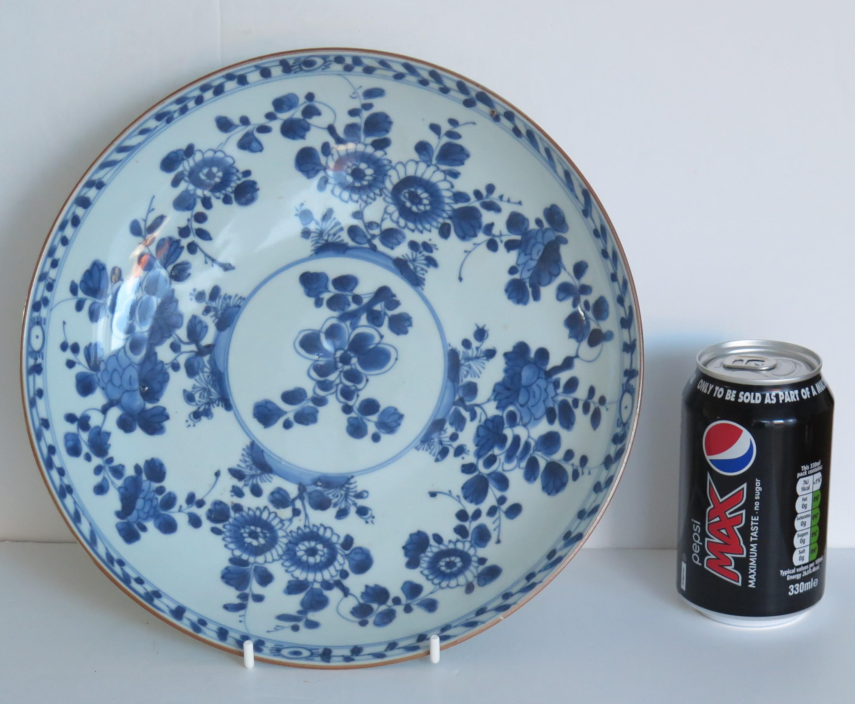 Chinese Porcelain Large deep Plate Blue & White, Qing late Kangxi circa 1720 For Sale 4