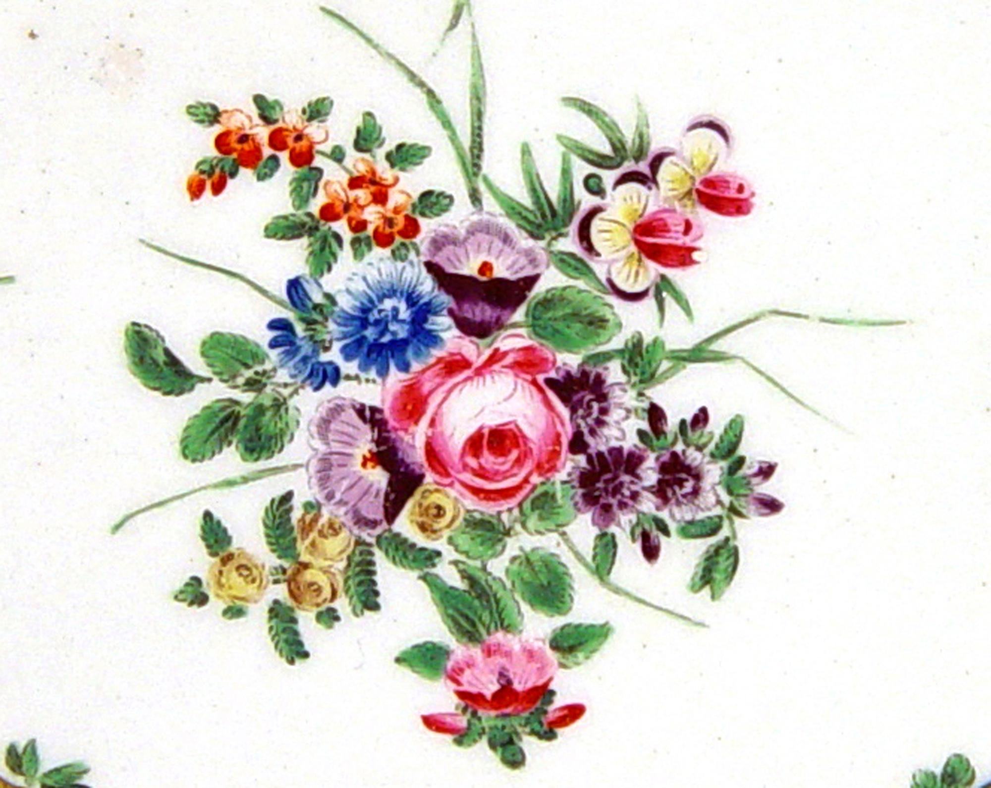 Anglais Plat en porcelaine de Worcester de la première période rococo à échelle botanique bleue en vente