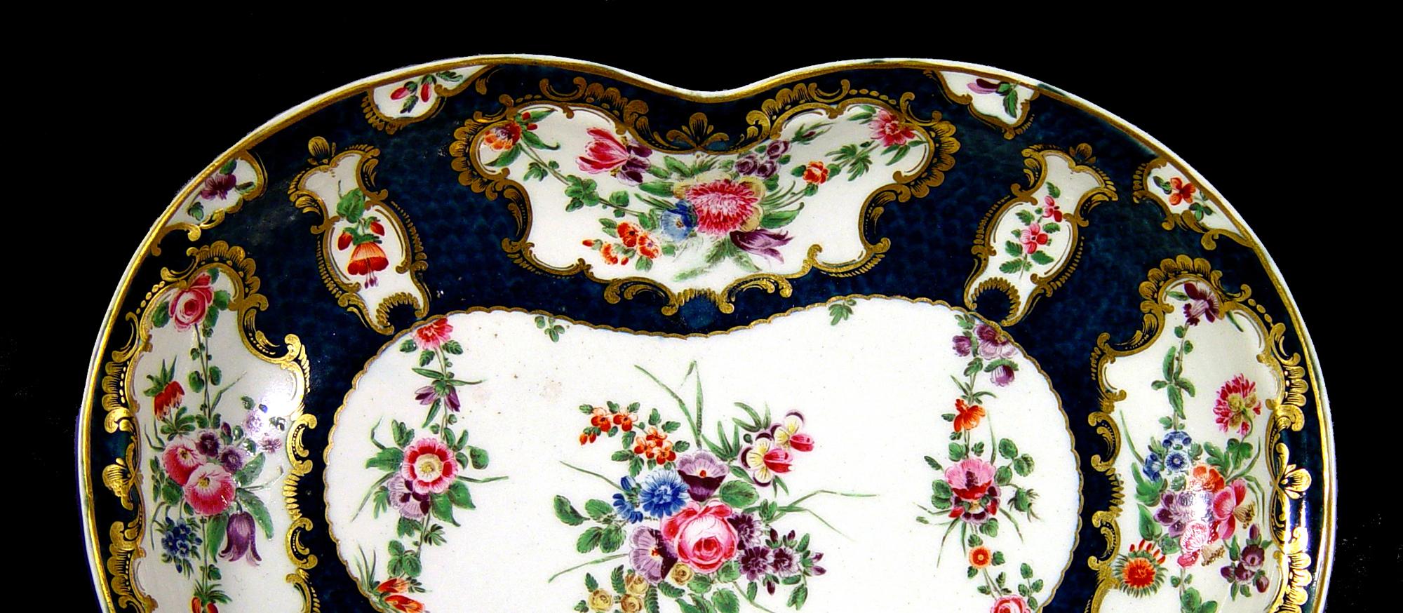 18thcentury First Period Worcester Porcelain Rococo Botanical Blue-Scale Dish For Sale 1