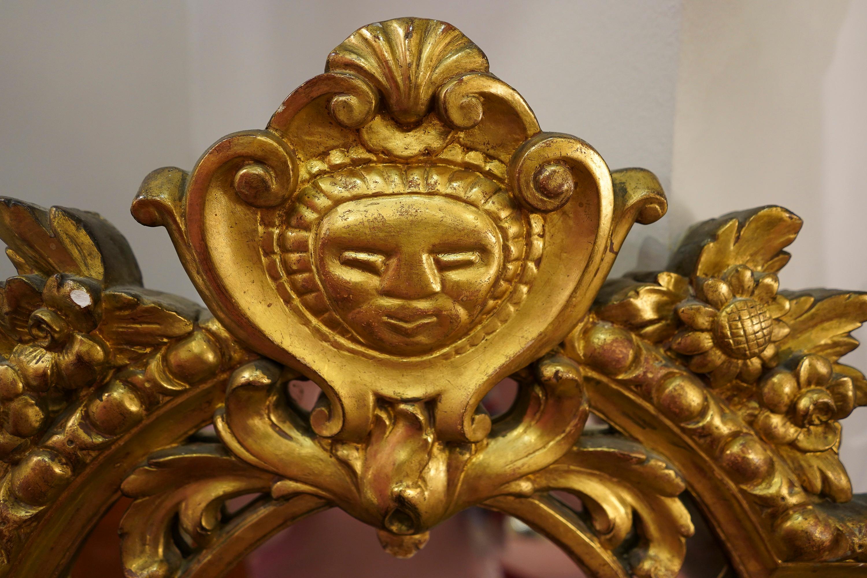18th Century French Carved and Gilded Wood with Crest of the Sun King In Good Condition In Valladolid, ES