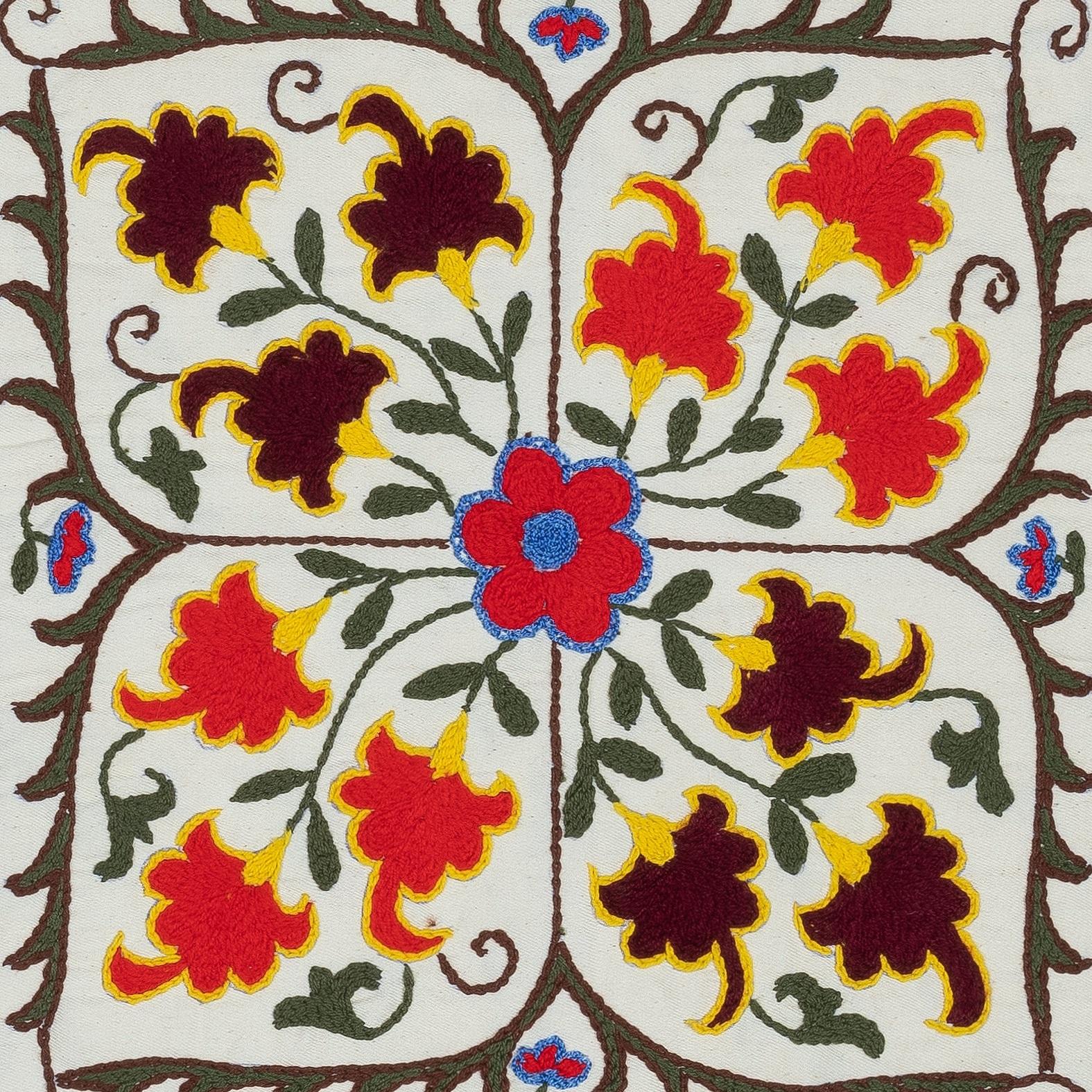 Nuovo copricuscino ricamato a mano in 100% cotone - autentica arte tessile uzbeka

Porta un tocco di eredità dell'Asia centrale nella tua casa con questa federa ricamata a mano in 100% cotone Suzani, proveniente dall'Uzbekistan. Caratterizzato da