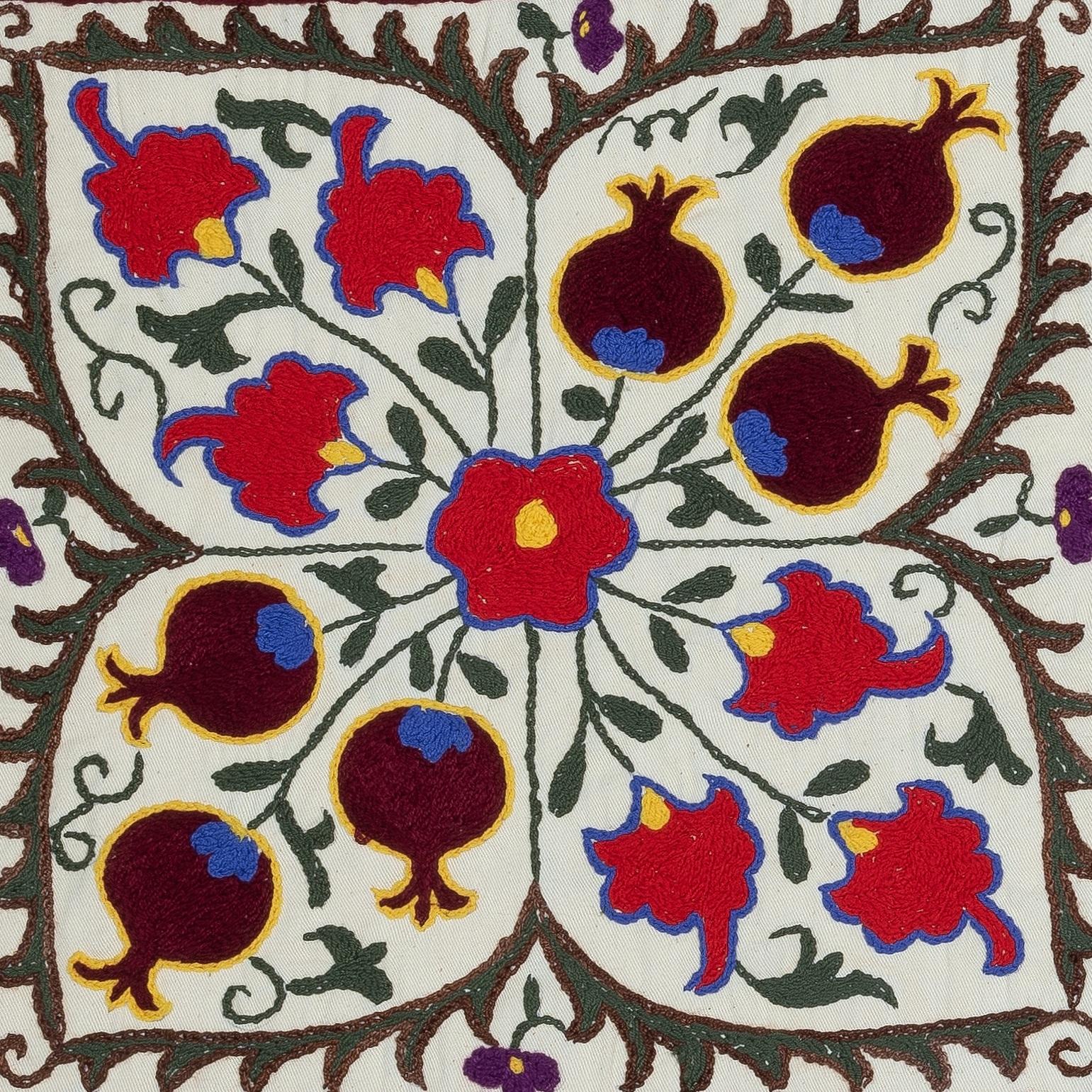 Nuovo copricuscino ricamato a mano in 100% cotone - autentica arte tessile uzbeka

Porta un tocco di eredità dell'Asia centrale nella tua casa con questa federa ricamata a mano in 100% cotone Suzani, proveniente dall'Uzbekistan. Caratterizzato da
