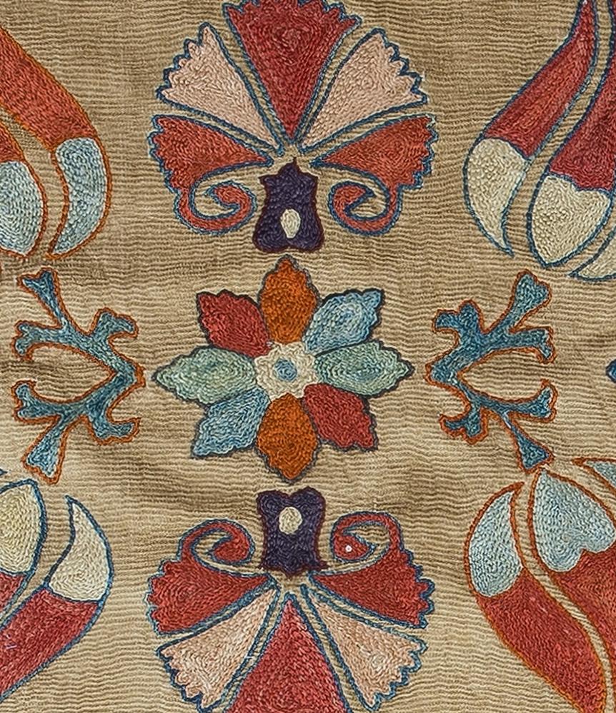 Decorative Suzani cushion cover made of hand embroidery silk on silk background, flowers and vine motifs, linen backing with zipper, no insert.

Delicate and specialised washing advised. Measures: 18