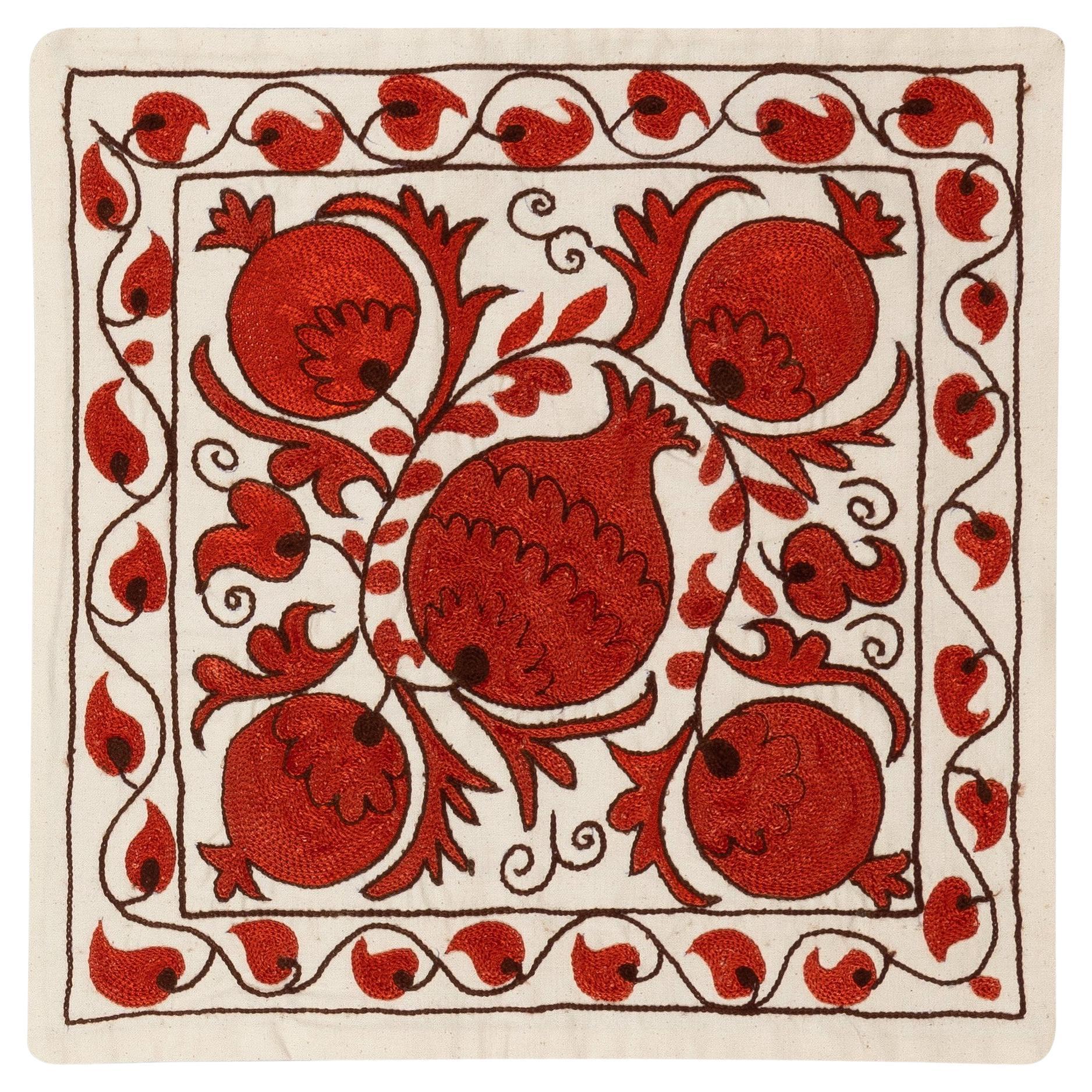 18 Zoll x 18 Zoll Seide bestickter Suzani-Kissenbezug in Rot & Creme, 21. Jahrhundert