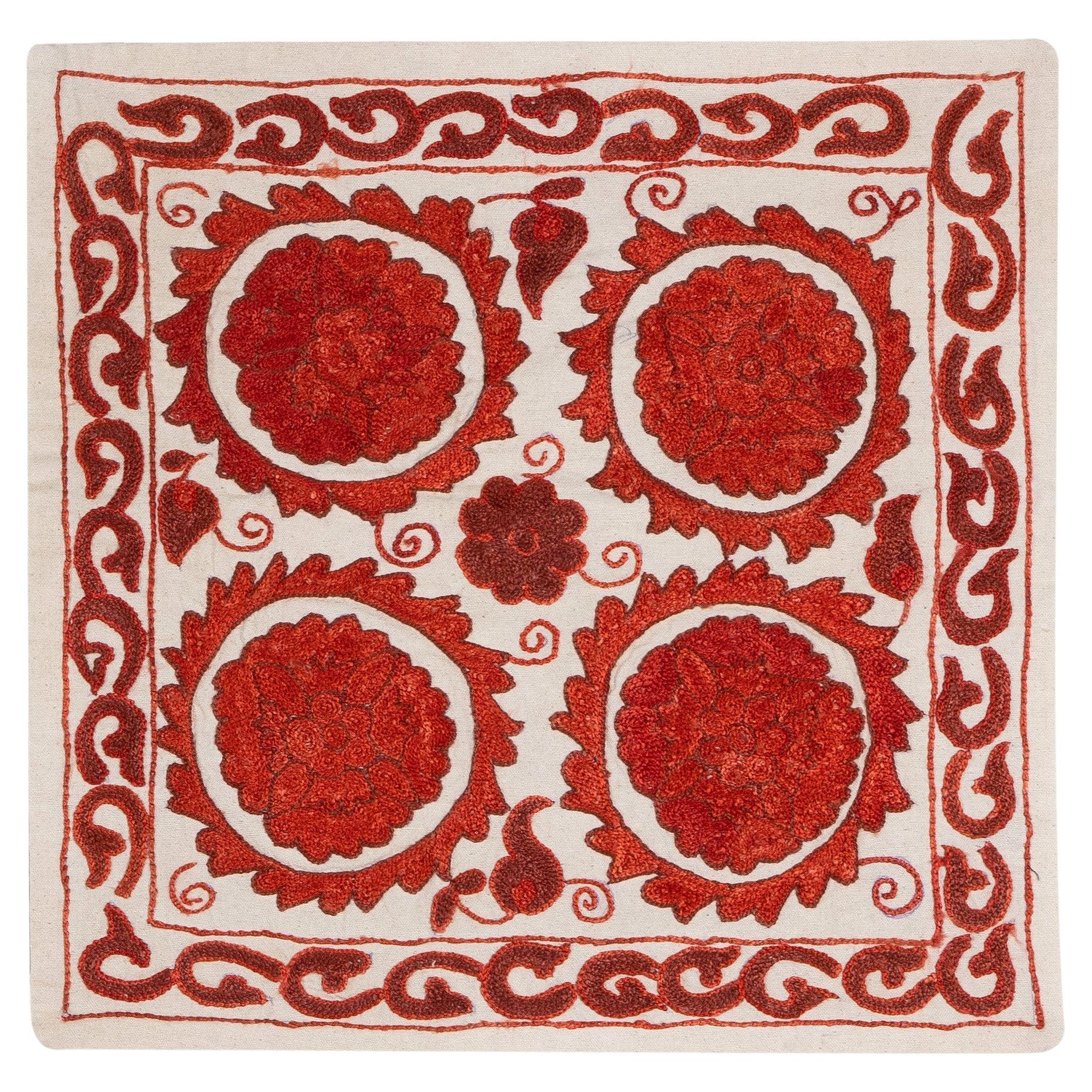 18 "x18" Housse de coussin contemporaine en tissu Suzani brodé de soie ivoire et rouge