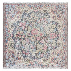 1'8" x 1'8" – Bunter, abgenutzter, handgeknüpfter Vintage-Teppich aus Wolle im Farsian-Kerman-Stil, quadratisch
