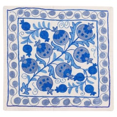 Zeitgenössischer Suzani-Kissenbezug in Elfenbein & Hellblau, 18"x18" aus bestickter Seide