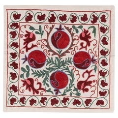 Copricuscino in pizzo con ricamo in seta 18 "x18" in rosso, verde e crema, cuscino Suzani