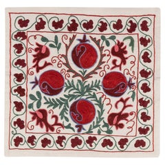 Coussin Suzani en dentelle et broderie de soie rouge, verte et crème de 18 pouces x 18 pouces