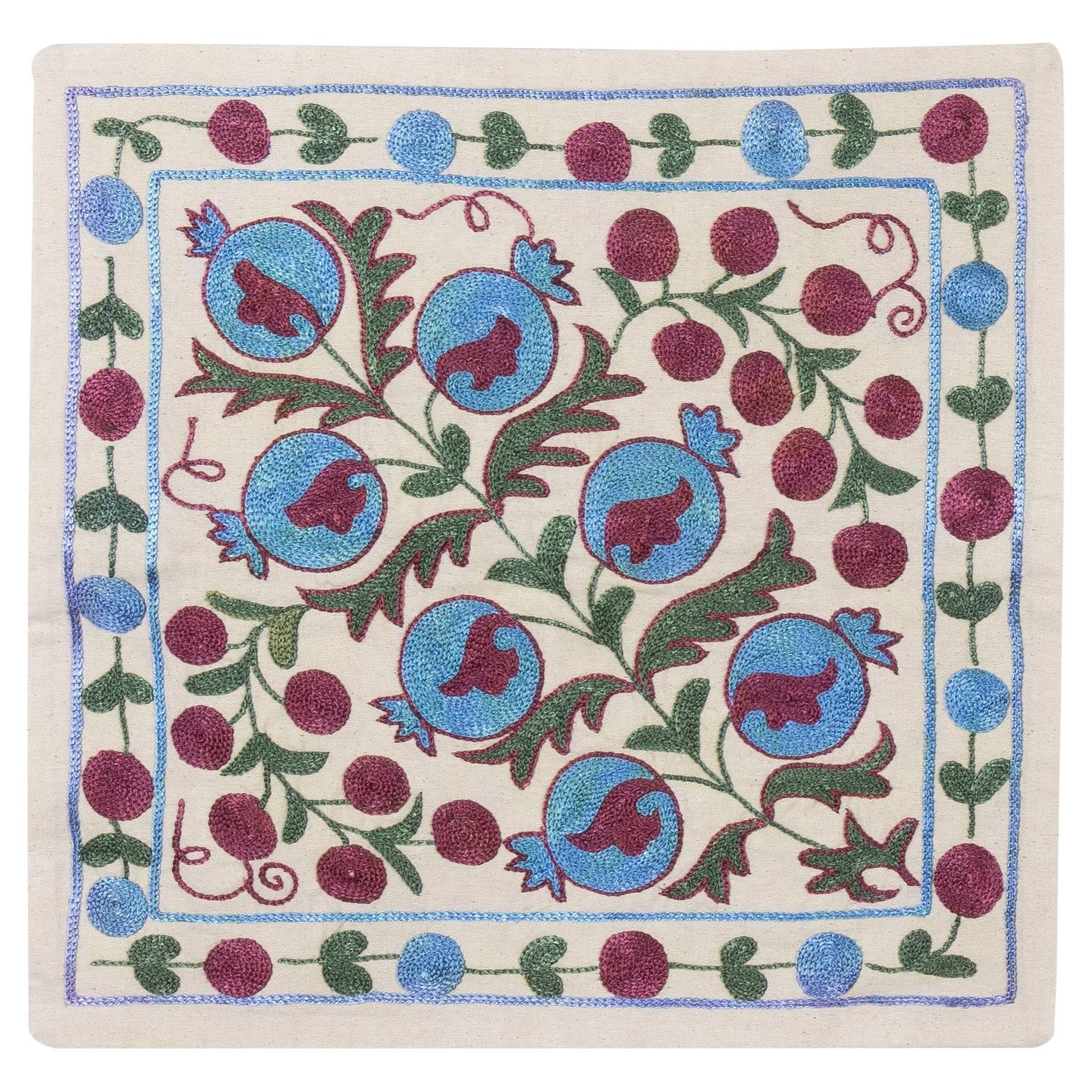18 Zoll x 18 Zoll Neues traditionelles uzbekisches Seidenkissen mit Stickerei, quadratisches Spitzenkissen im Angebot