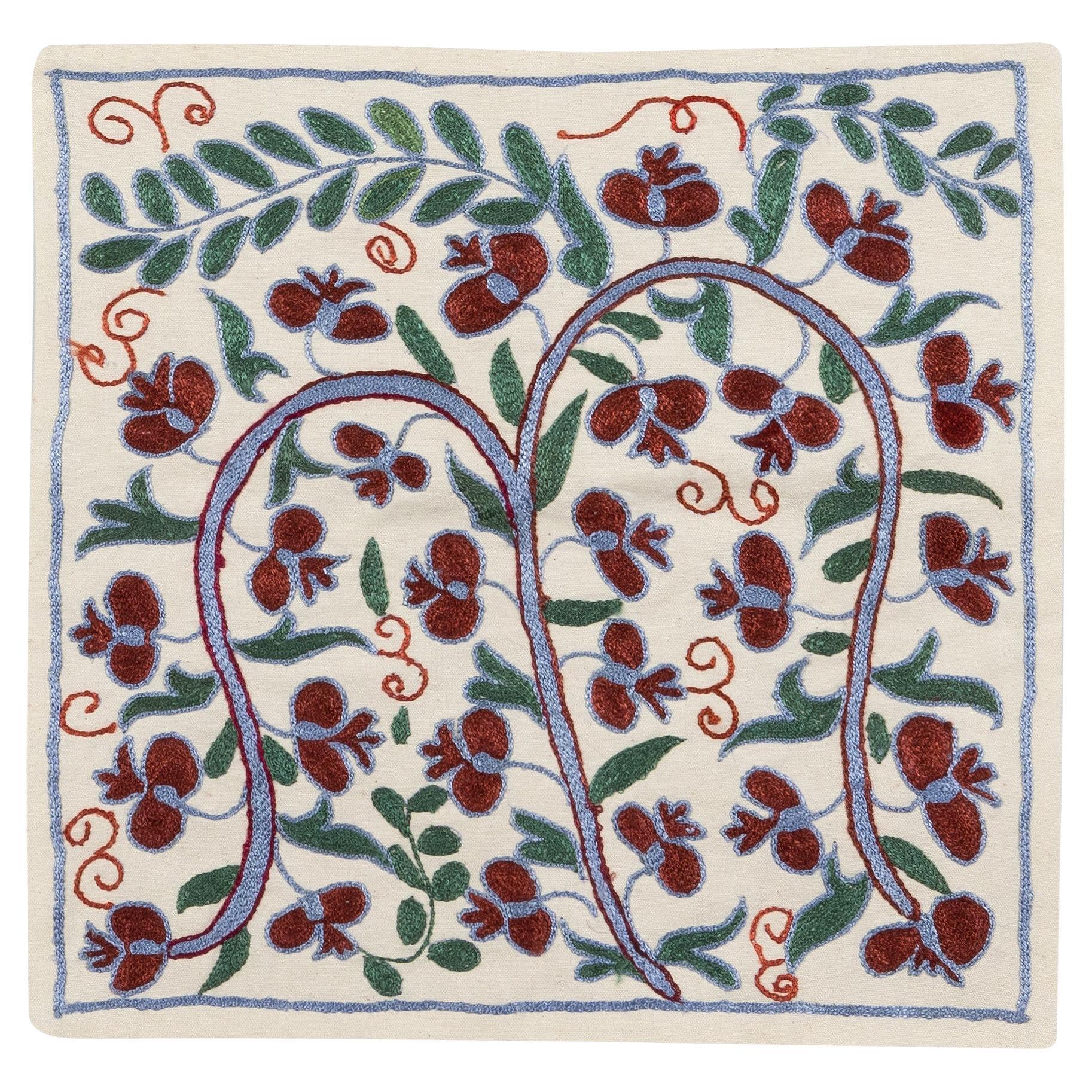 Revêtement de coussin Suzani en soie brodée de 18 "x18 ", couverture de coussin colorée en forme de jeté ouzbek