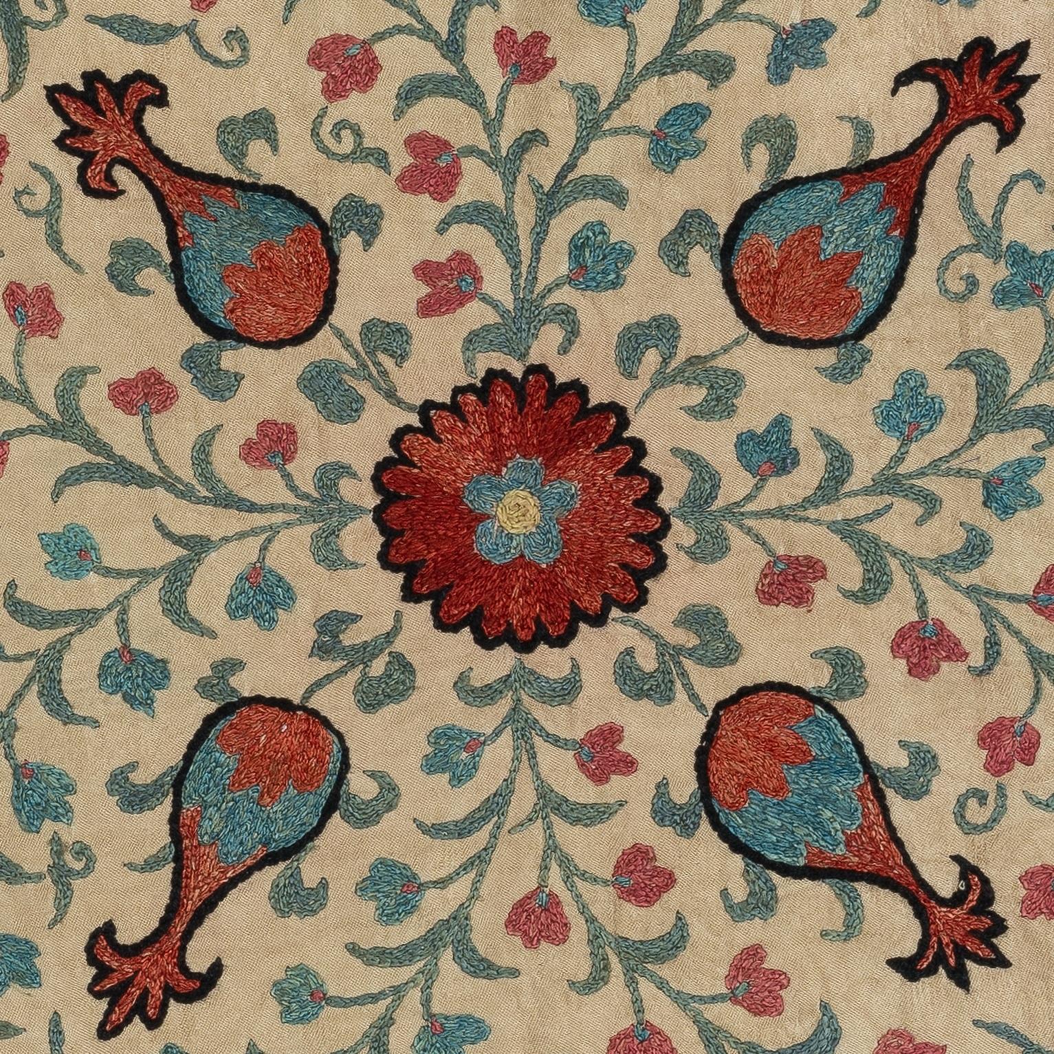 Nuovo copricuscino ricamato a mano in 100% seta - autentica arte tessile uzbeka

Eleva l'arredamento della tua casa con questo raffinato copricuscino Suzani ricamato a mano, realizzato al 100% in pura seta da abili artigiani dell'Uzbekistan.