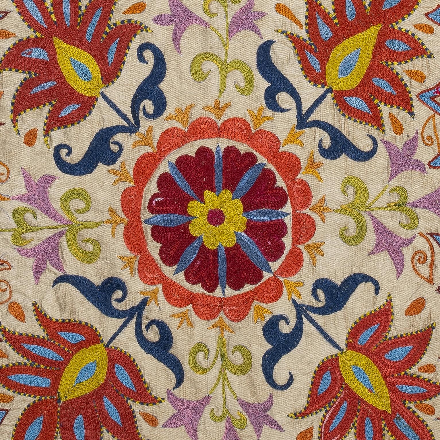 Nouvelle housse de coussin 100% soie brodée à la main - Art textile ouzbek authentique

Rehaussez votre décoration intérieure avec cette exquise housse de coussin Suzani brodée à la main, fabriquée à partir de 100 % de soie pure par des artisans