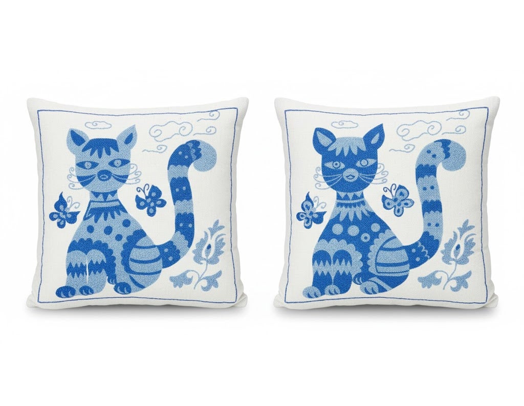 18 "x19" Una coppia di copricuscini con motivo a gatto ricamati a mano. 100% seta.