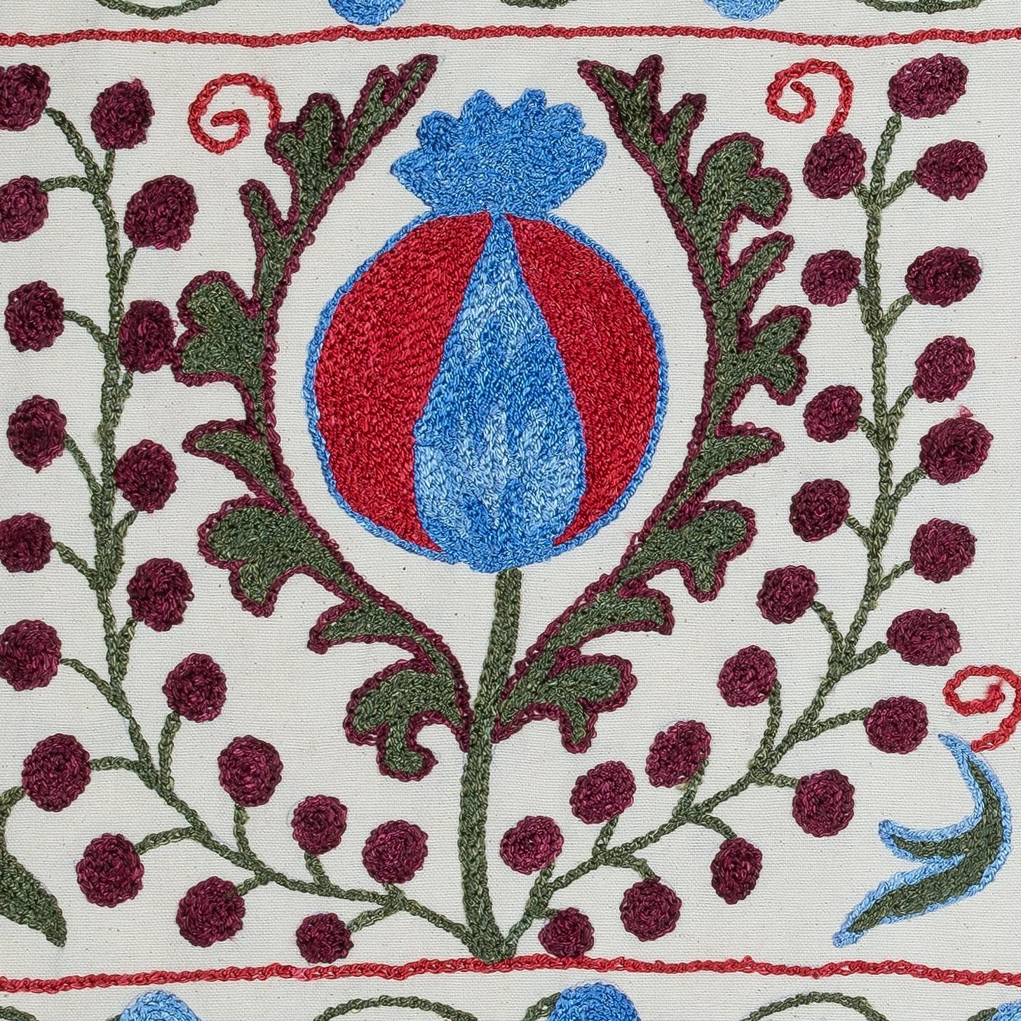 Nuovo copricuscino ricamato a mano in 100% cotone - autentica arte tessile uzbeka

Porta un tocco di eredità dell'Asia centrale nella tua casa con questa federa ricamata a mano in 100% cotone Suzani, proveniente dall'Uzbekistan. Caratterizzato da