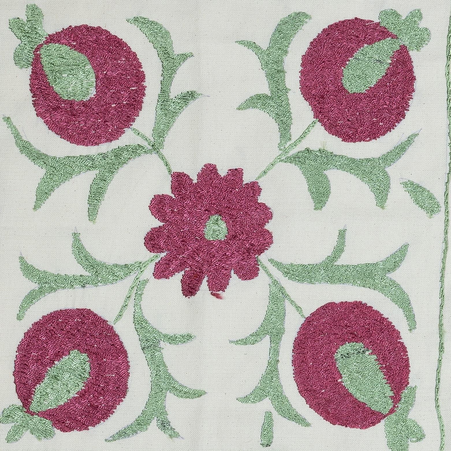 Nuovo copricuscino ricamato a mano in 100% cotone - autentica arte tessile uzbeka

Porta un tocco di eredità dell'Asia centrale nella tua casa con questa federa ricamata a mano in 100% cotone Suzani, proveniente dall'Uzbekistan. Caratterizzato da