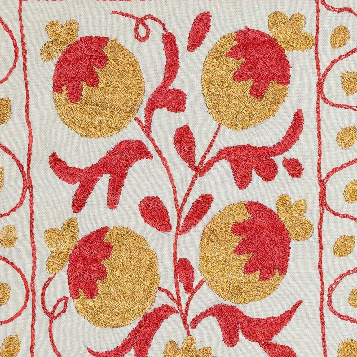 Nouvelle housse de coussin 100% coton brodée à la main - Art textile ouzbek authentique

Apportez une touche d'héritage d'Asie centrale à votre intérieur avec cette taie d'oreiller Suzani d'Ouzbékistan, brodée à la main et composée à 100 % de coton.